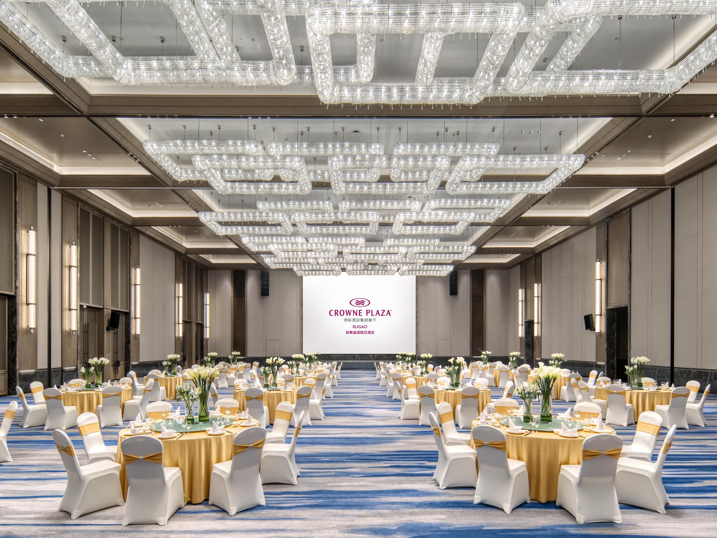 Crowne Plaza Rugao boasts nearly 4,500 square meters of premium meeting space, featuring:
Two grand ballrooms (1,200㎡ each) with soaring 7-meter ceilings
Multiple modular function rooms for customizable configurations
Our dedicated team delivers:
End-to-end event planning & execution
Tailored solutions for corporate meetings, weddings