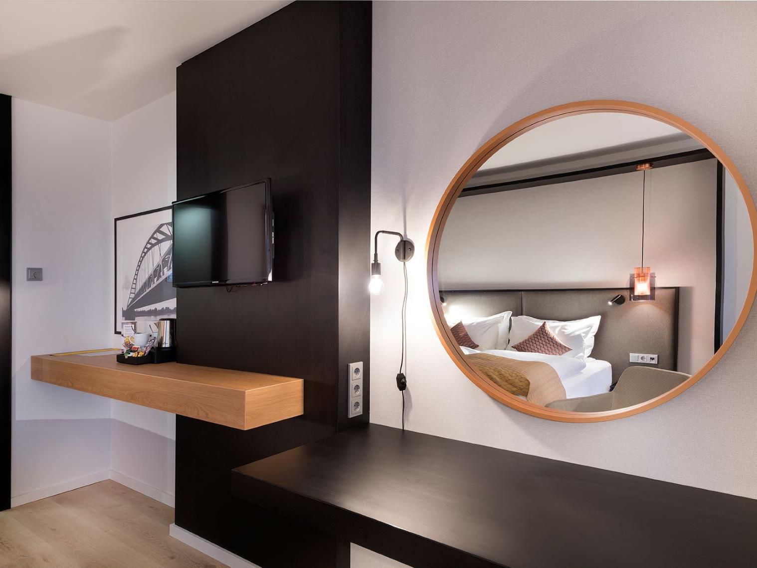 With a distance of 8 km to the Düsseldorf trade fair and 40 km to the Cologne fair, we are the ideal hotel for exhibitors, trade visitors, and interested guests. Inquire about our one-way shuttle to the Düsseldorf fair for a hassle-free arrival. For group inquiries, we are happy to provide a customized offer.