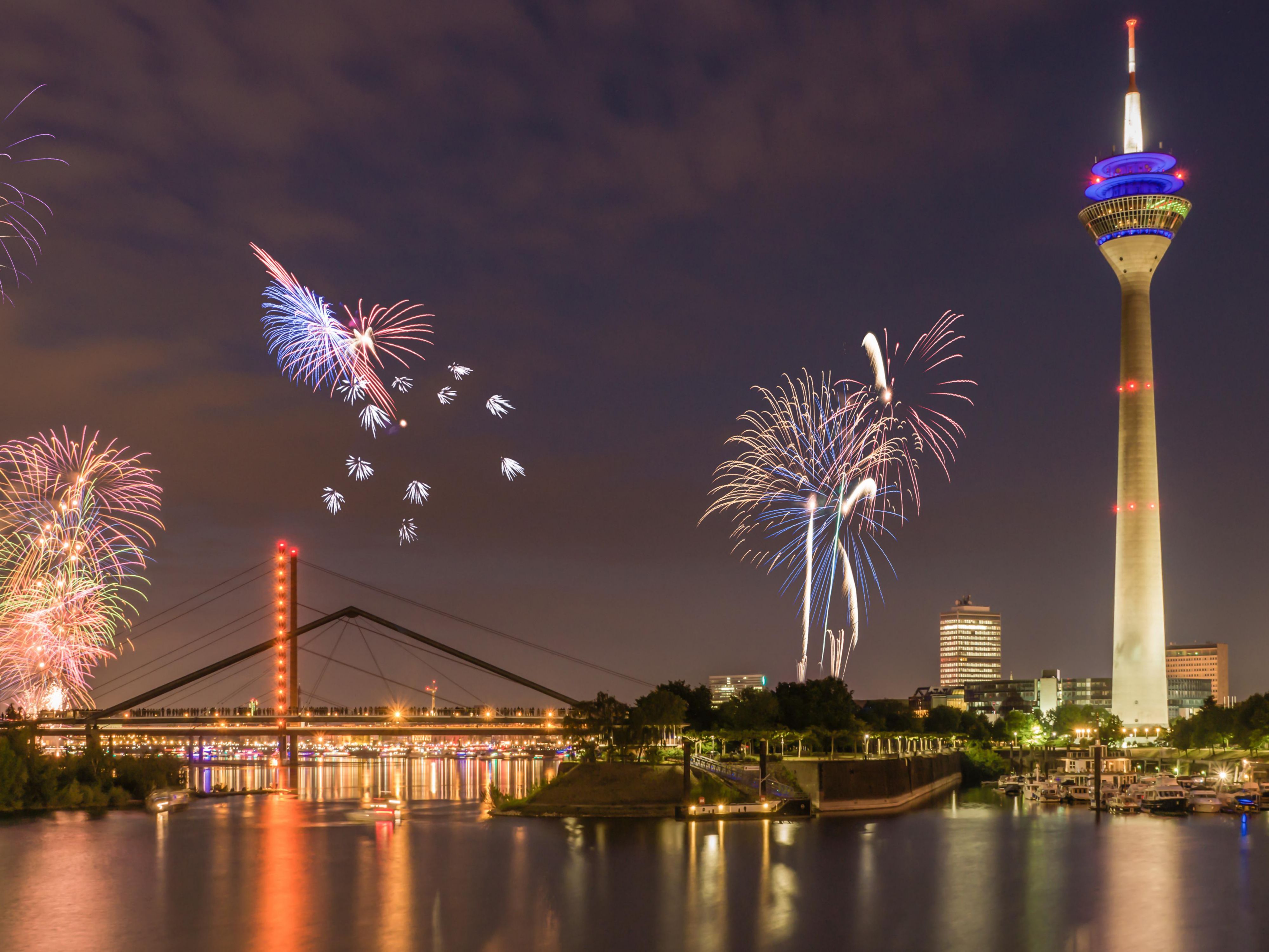 Enjoy the festive season with visits to the enchanting Christmas markets in Düsseldorf and Neuss — beautifully decorated stalls, mulled wine, and a cozy winter atmosphere. Afterwards, stay just minutes away at Crowne Plaza Düsseldorf‑Neuss for a comfortable and festive retreat.