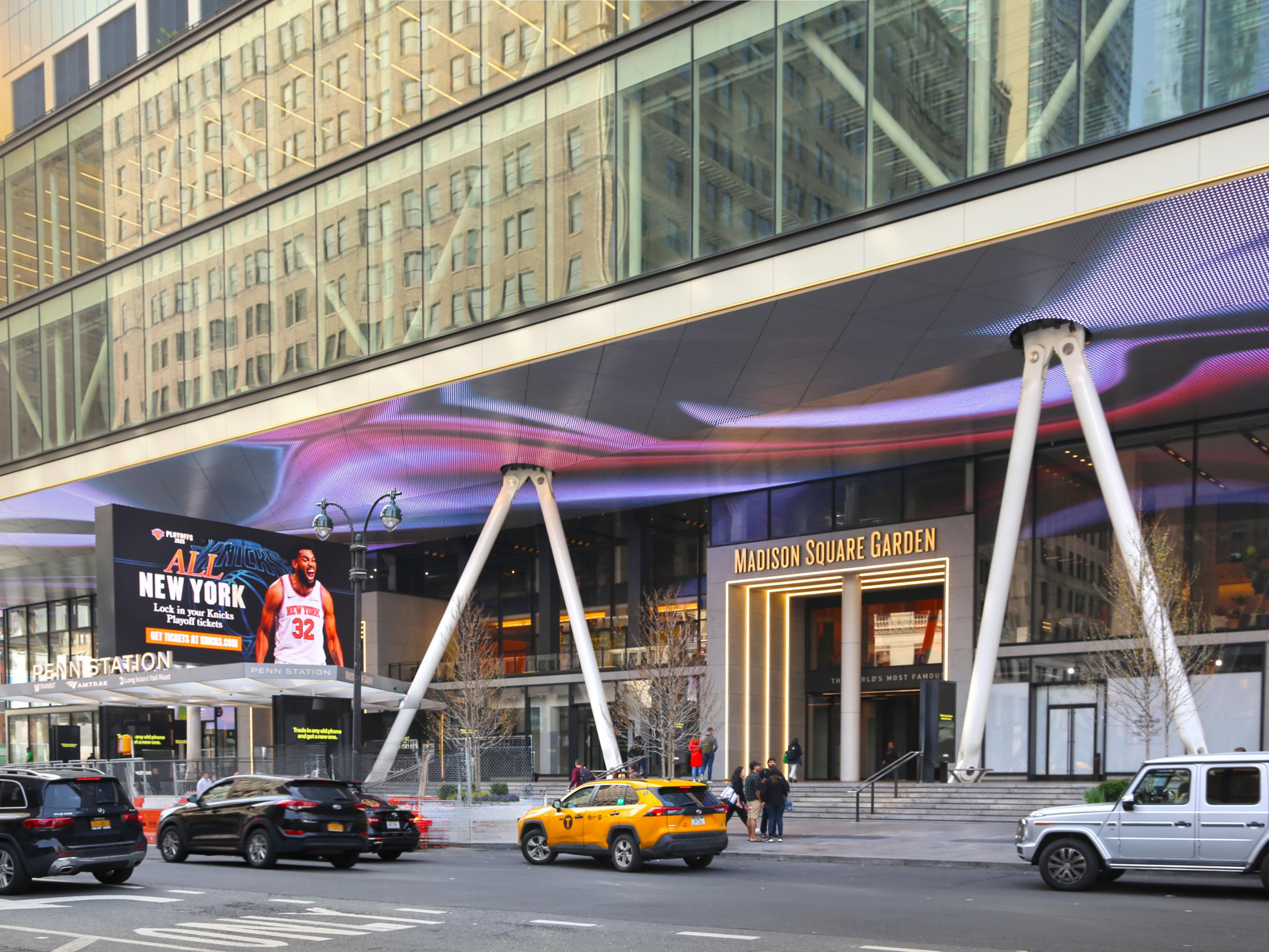 Our neighbor, Madison Square Garden, the world’s most famous arena, is your entertainment hub—hosting major concerts, sporting events, live shows, and special performances. It’s also home to the New York Knicks and the Rangers.