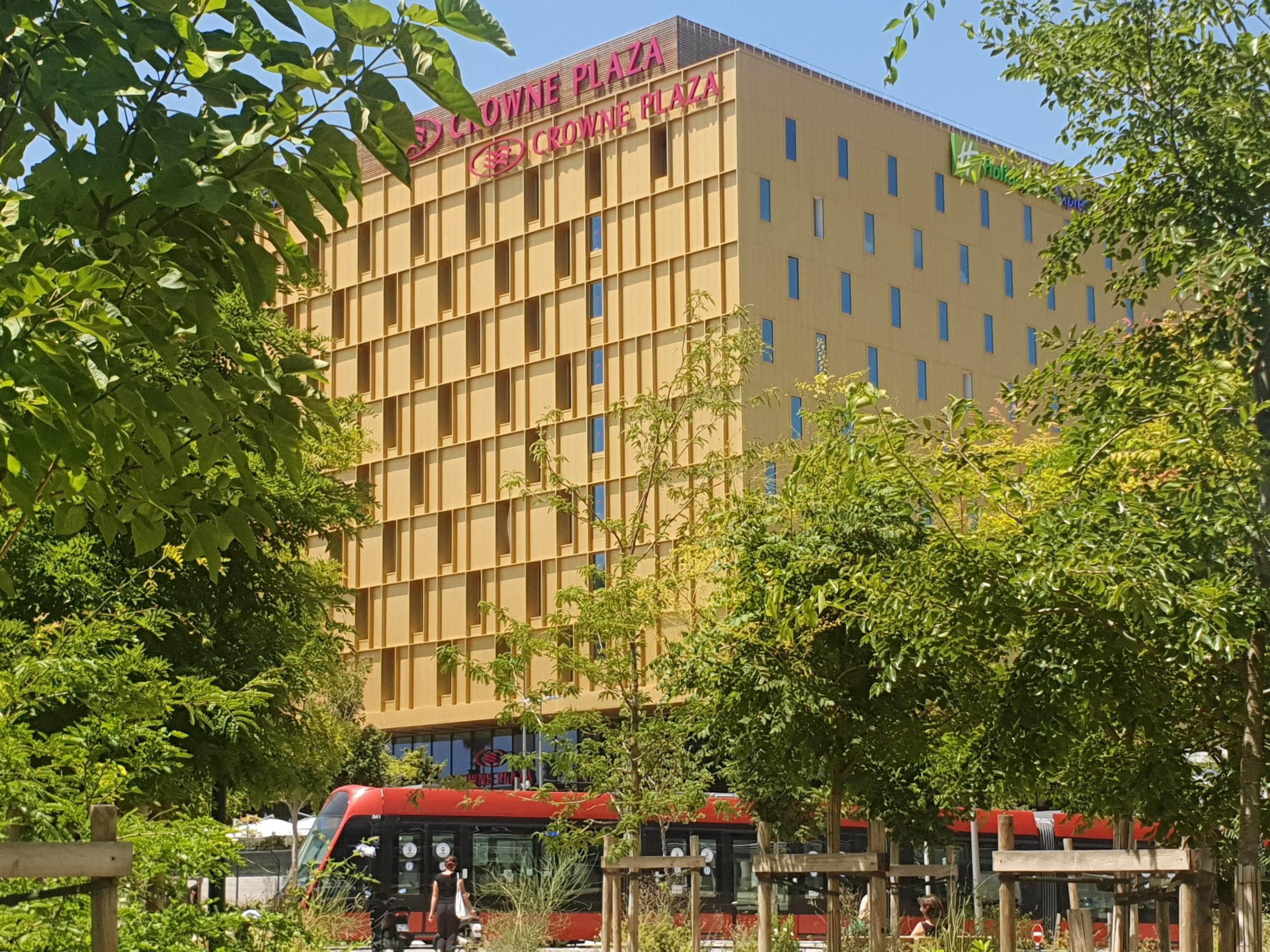 靠近所有的生活设施和交通枢纽。