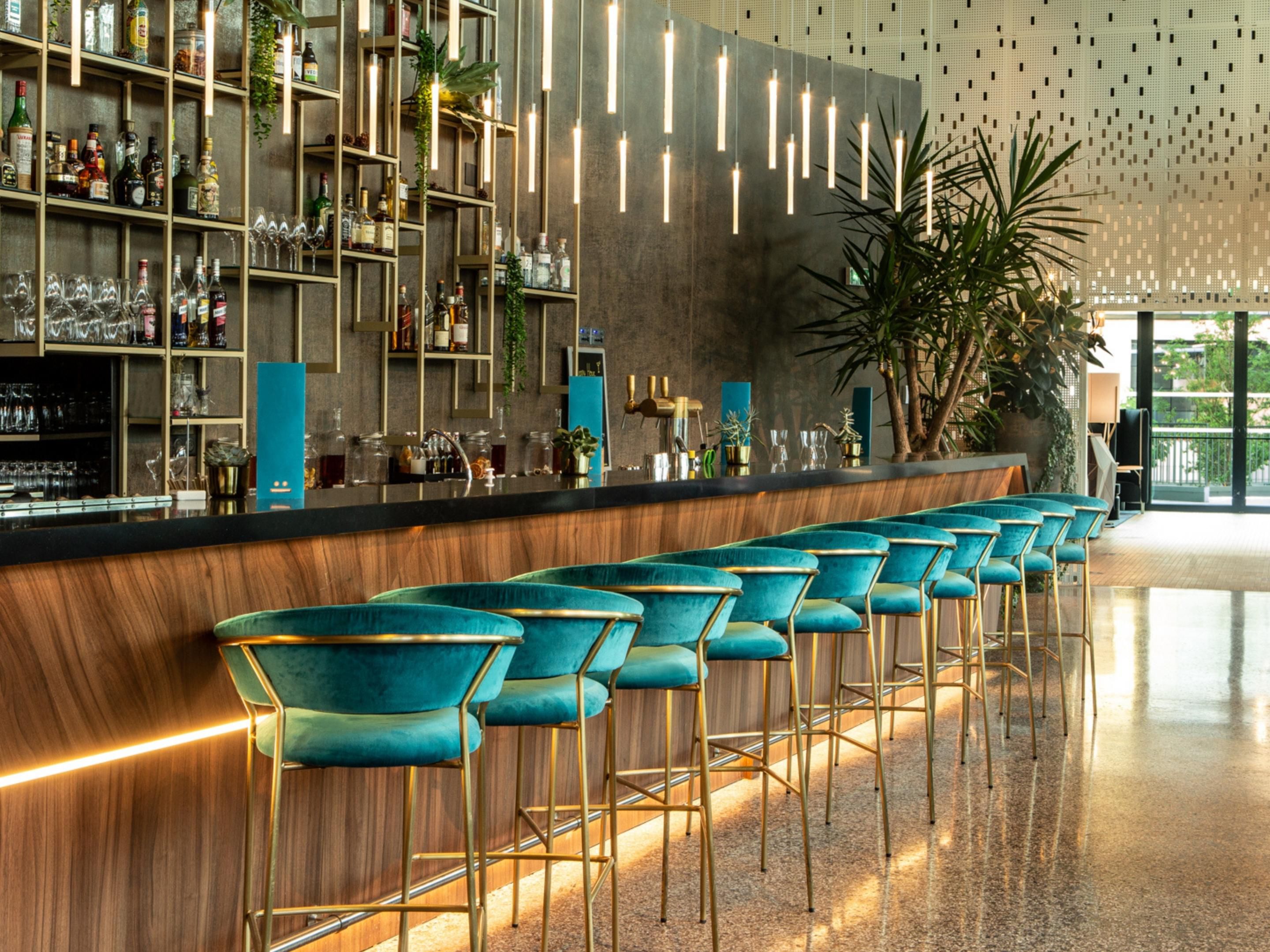 BALM 酒吧拥有气派的大理石柜台，装饰着长长的镀金黄铜吊灯，无论在什么季节都能让您放松身心。极其舒适的蓝色天鹅绒扶手椅让您别无选择，只能尽情享受酒吧调酒师根据您的想象力调制的原创鸡尾酒。