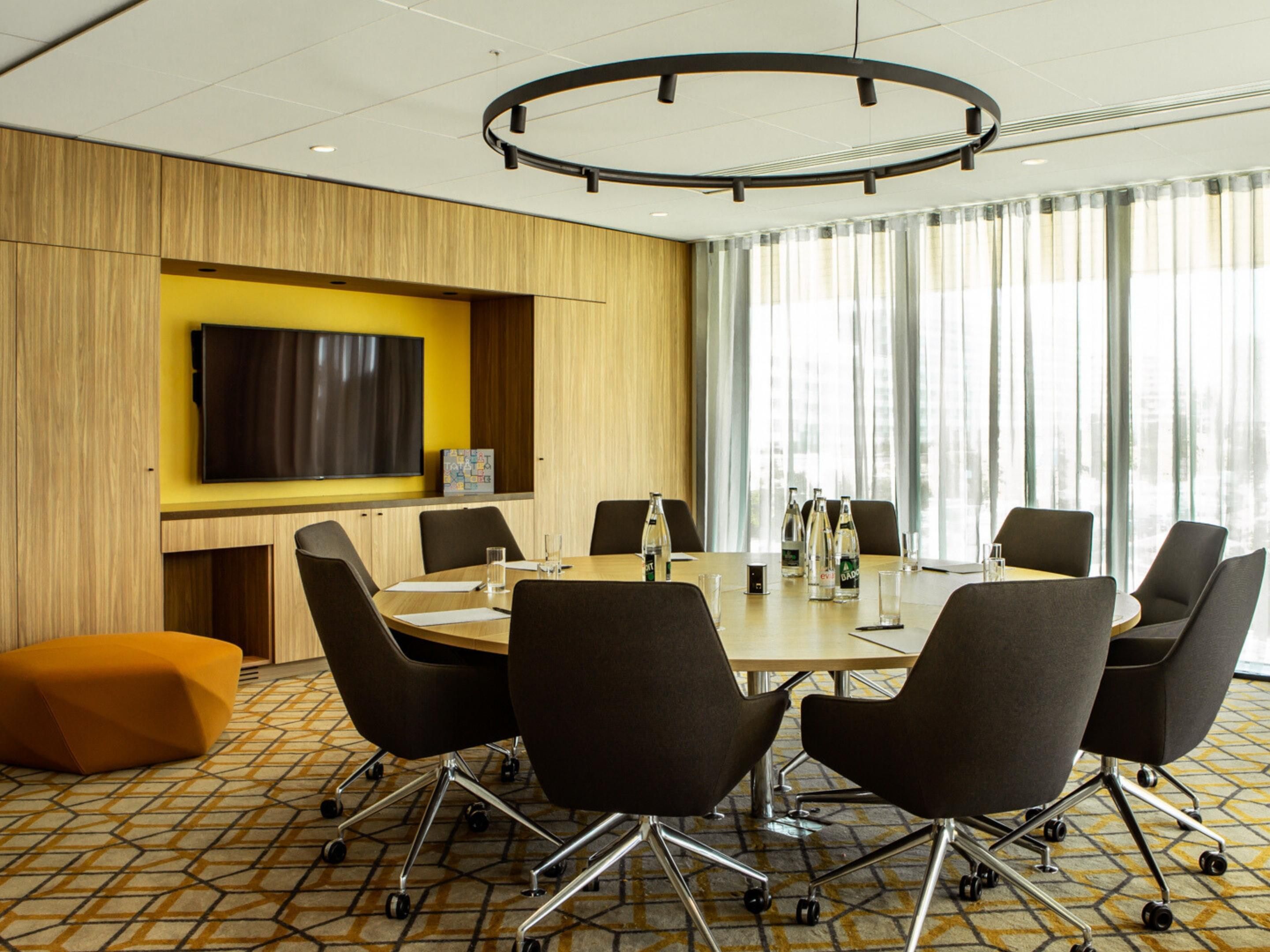 九间灵活的模块化会议室，总面积达 500 平方米。全会会议室可享受自然采光。会议室配备有高速 WiFi 接入、视频投影仪和带麦克风的音响系统。105 平方米的玻璃顶棚，是鸡尾酒会和小憩的理想场所。两个各 130 平方米的阳光露台，为您提供独特的户外活动。