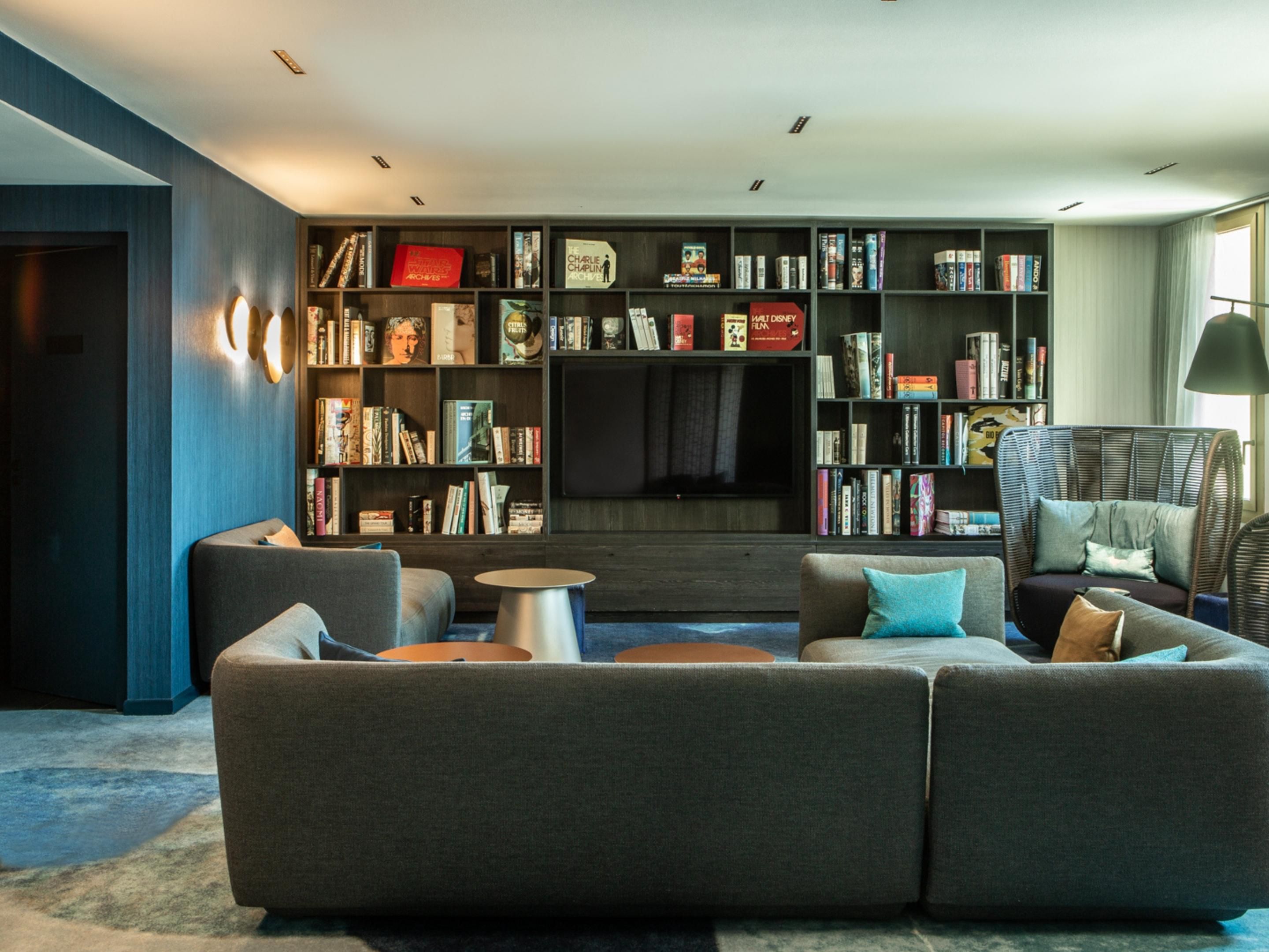 专为预订高级客房的宾客开放，位于顶层的80平方米俱乐部酒廊每日上午6:30至晚间10点提供温馨惬意的接待服务。晚间供应茶点。