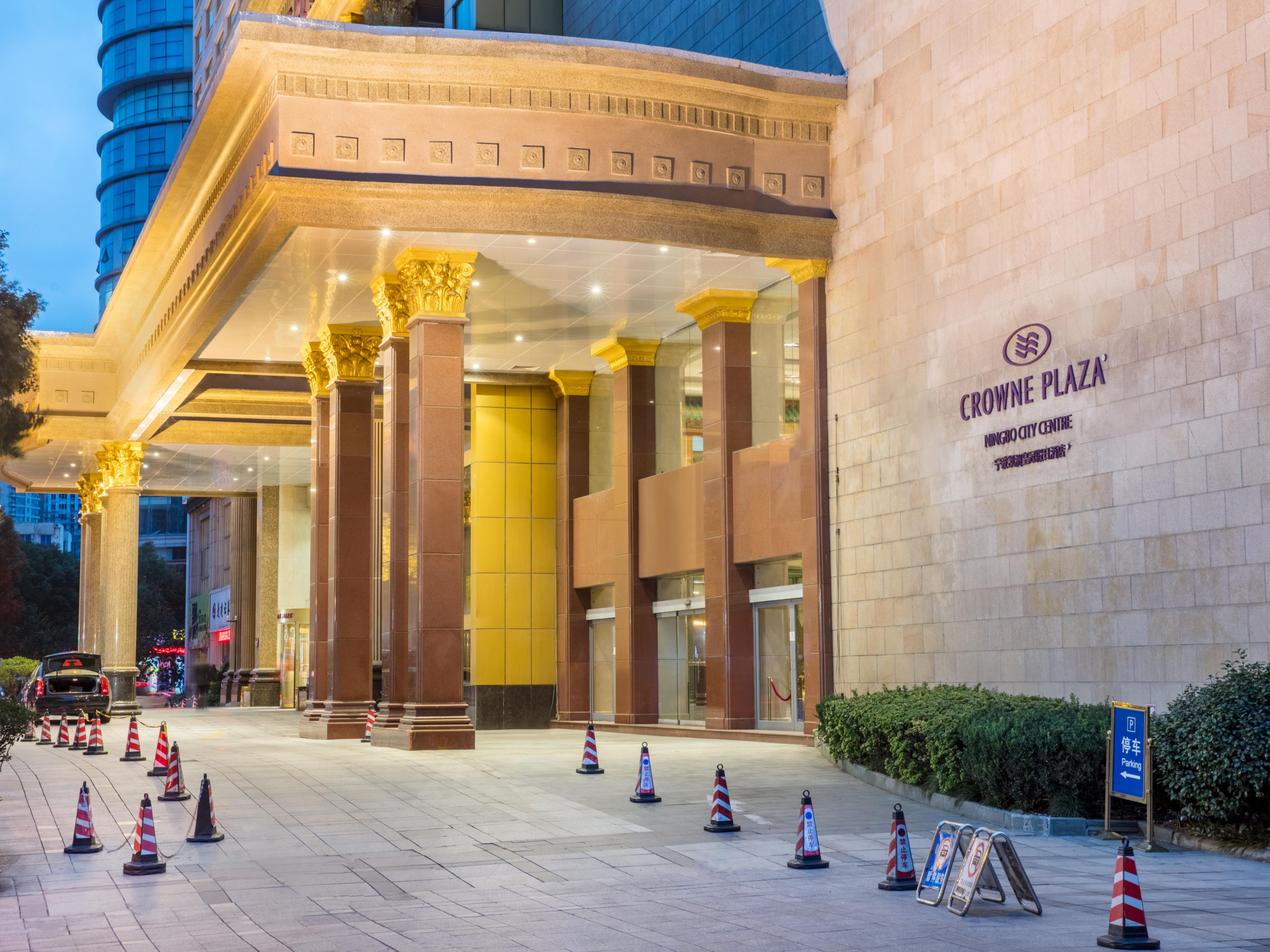 The hotel is conveniently located in the center of the city, next to Tianyi Square and a 5-minute drive from the high-speed railway station