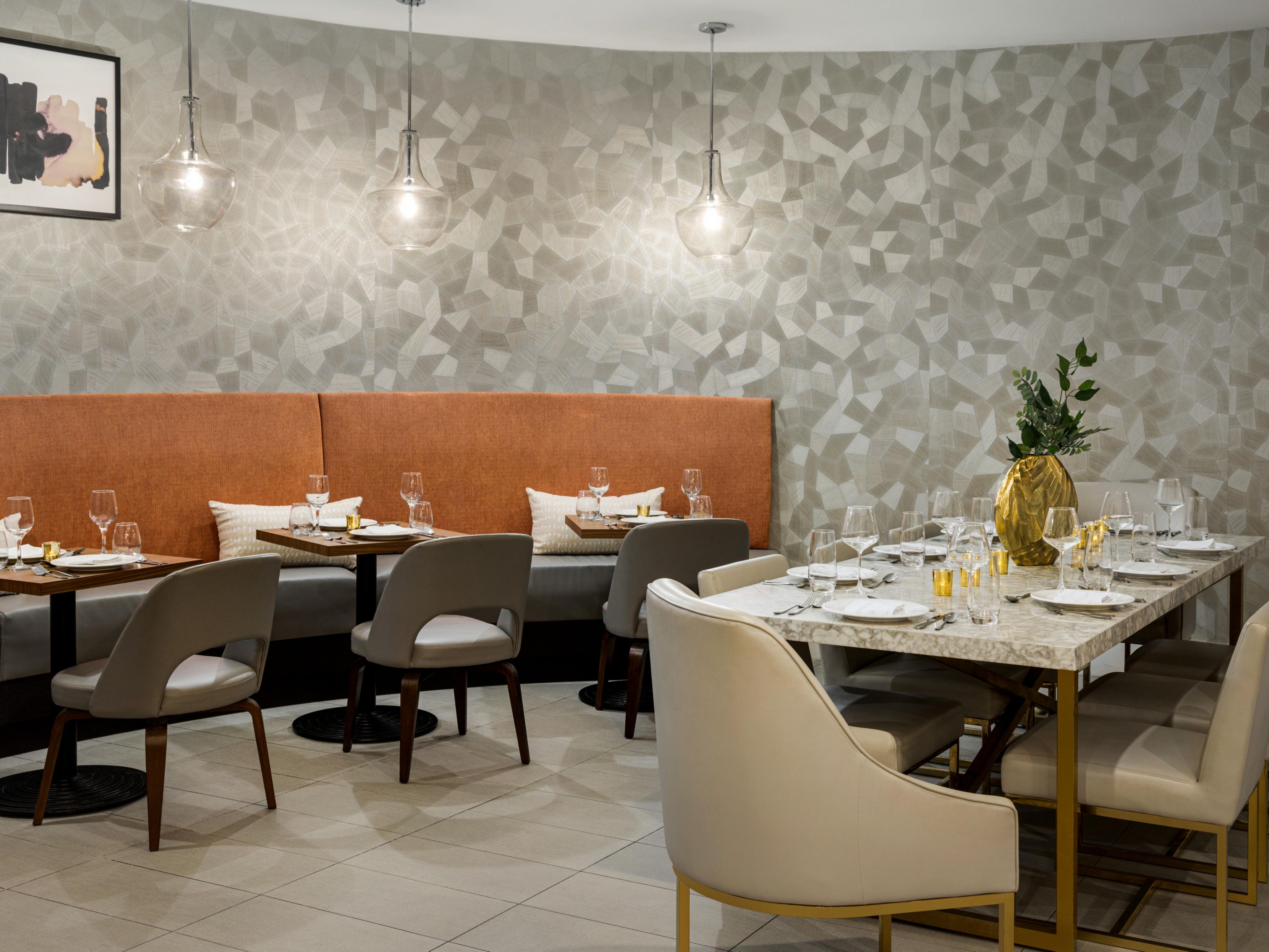 H Street Grille & Lounge blends American cuisine with Florida flavors. Our locally inspired menu boasts shareable plates, tasty mains, fresh salads, pasta, sandwiches, and delectable desserts. Savor breakfast before embarking on your theme park adventure and return for a delightful dinner complemented by beer, wine, and craft cocktails.