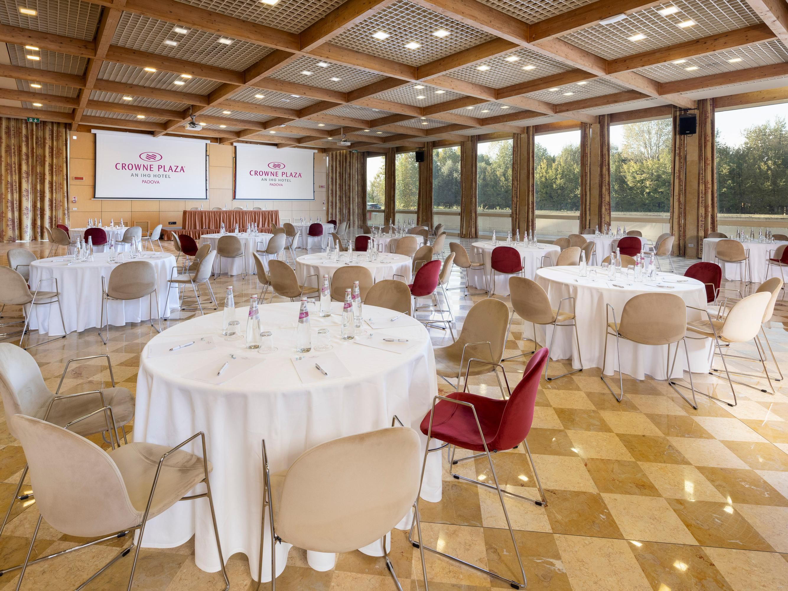 Thanks to its refined interiors, Crowne Plaza Padova is the perfect location for meetings and events. Our 16 polyvalent spaces can accommodate up to 450 people for a single event and have natural direct light. Contact us to receive our best proposal!