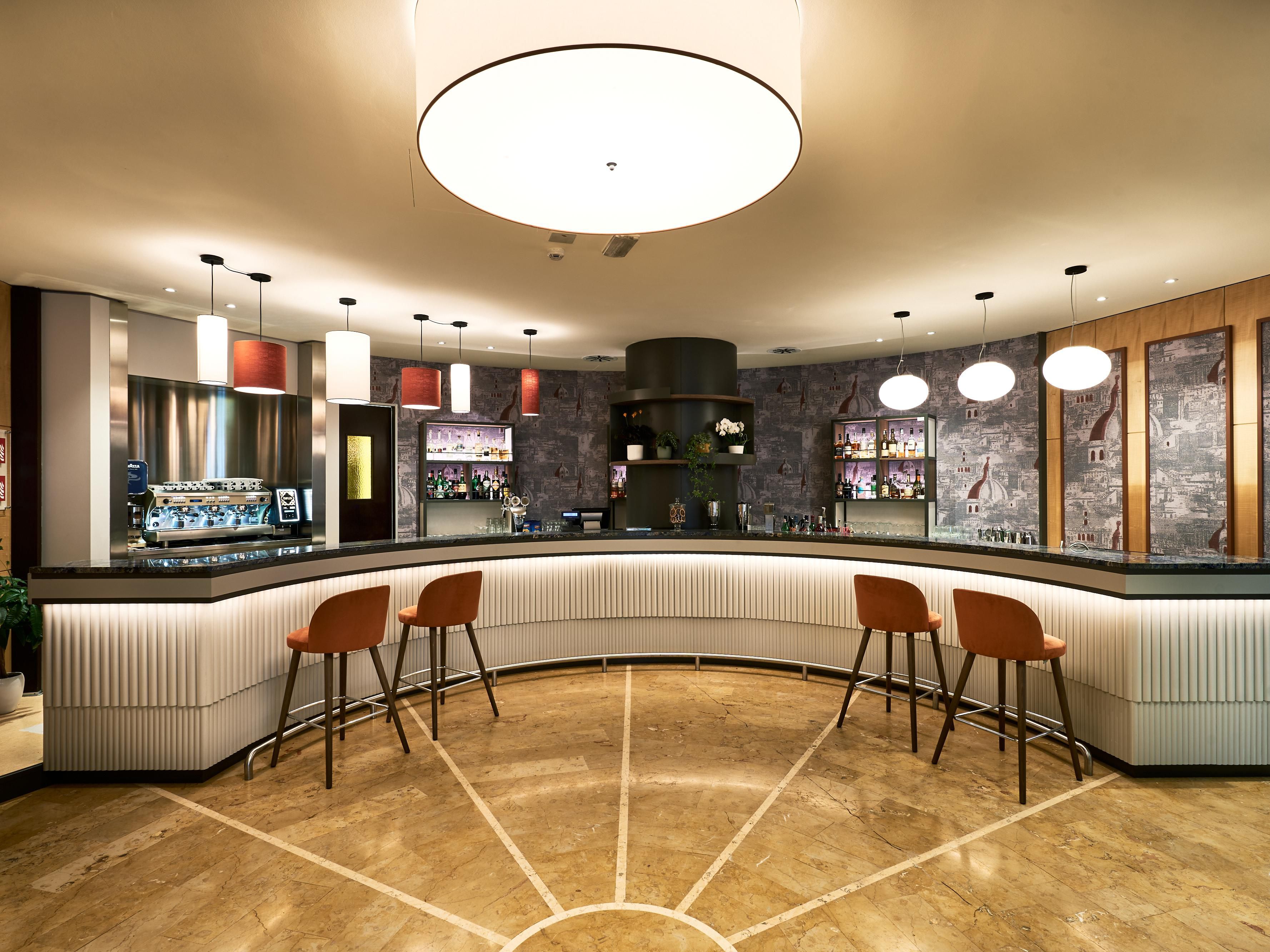 Our AQuattro Restaurant, open for both lunch and dinner, and our Pedrocchino Bar are ideal for enjoying a delicious break dedicated to taste. Discover traditional Venetian cuisine or indulge in a refined cocktail mixed by our bartenders.