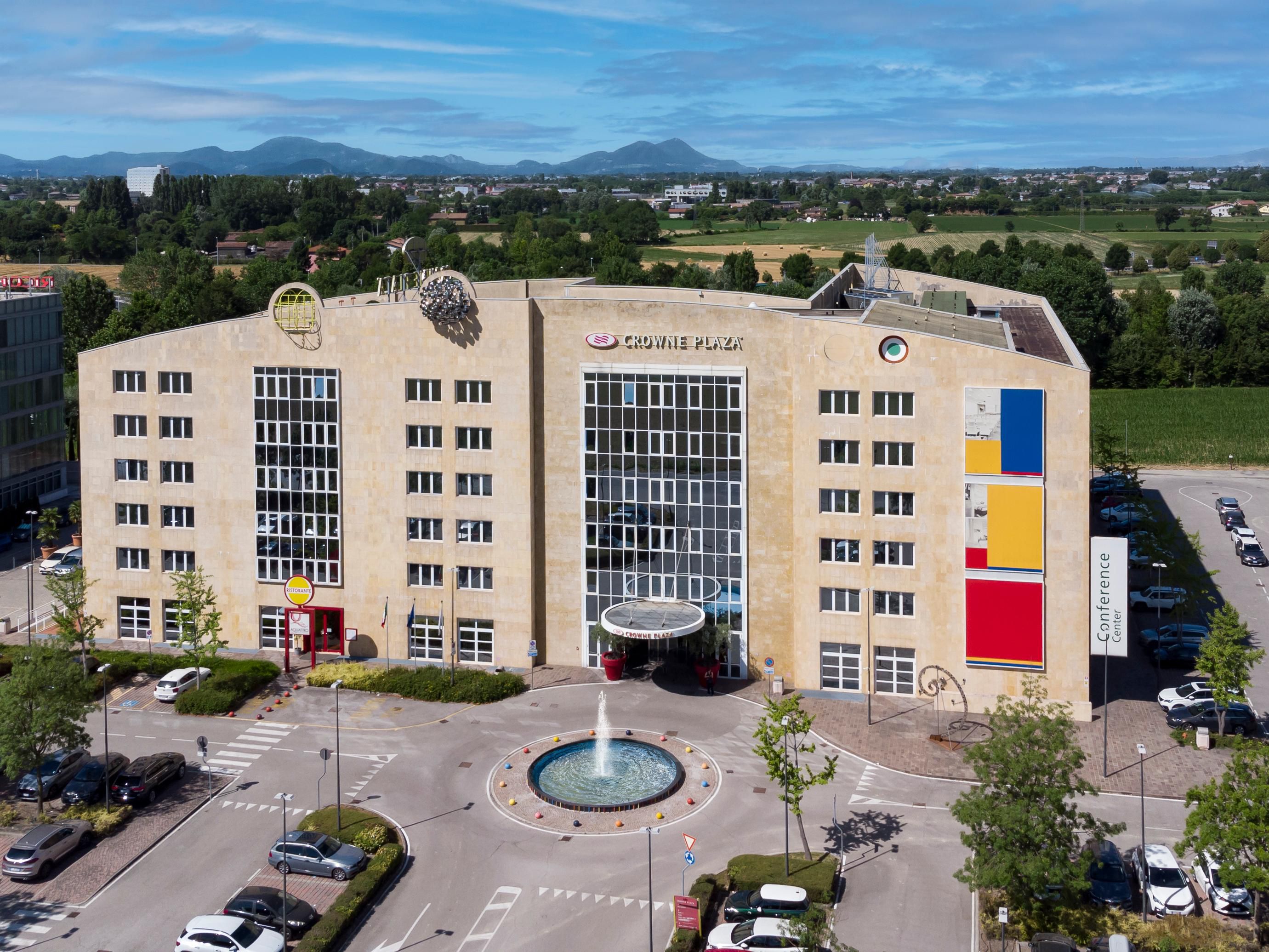 Are you traveling by car? No problem! Our hotel offers its guests comfortable outdoor parking and an underground garage, both free of charge. Our parking is also equipped with electric car charging stations.