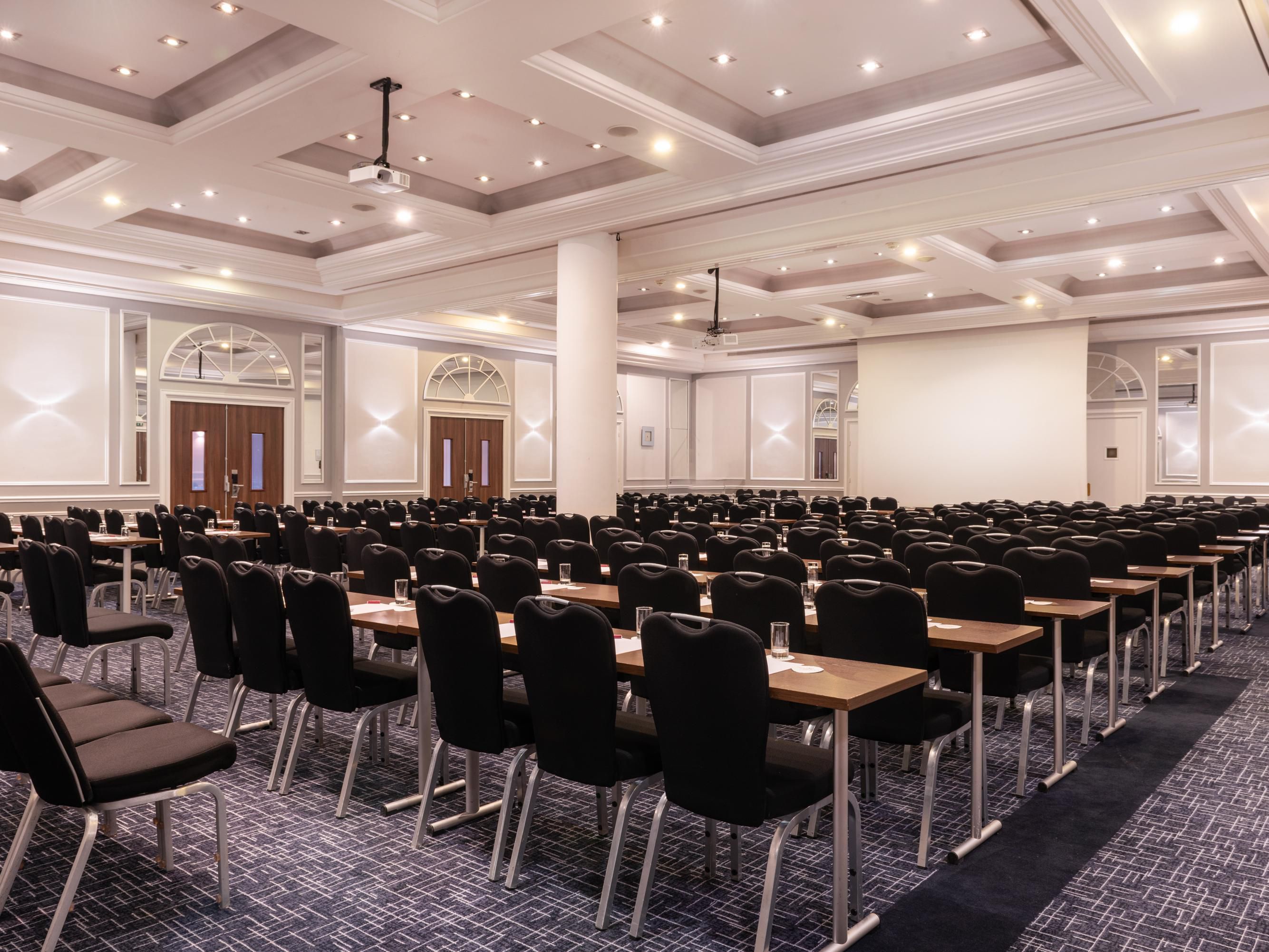 Crowne Plaza Paris - République has 10 meeting rooms, up to 226 sqm.
These rooms allow conferences and events for up to 250 participants.