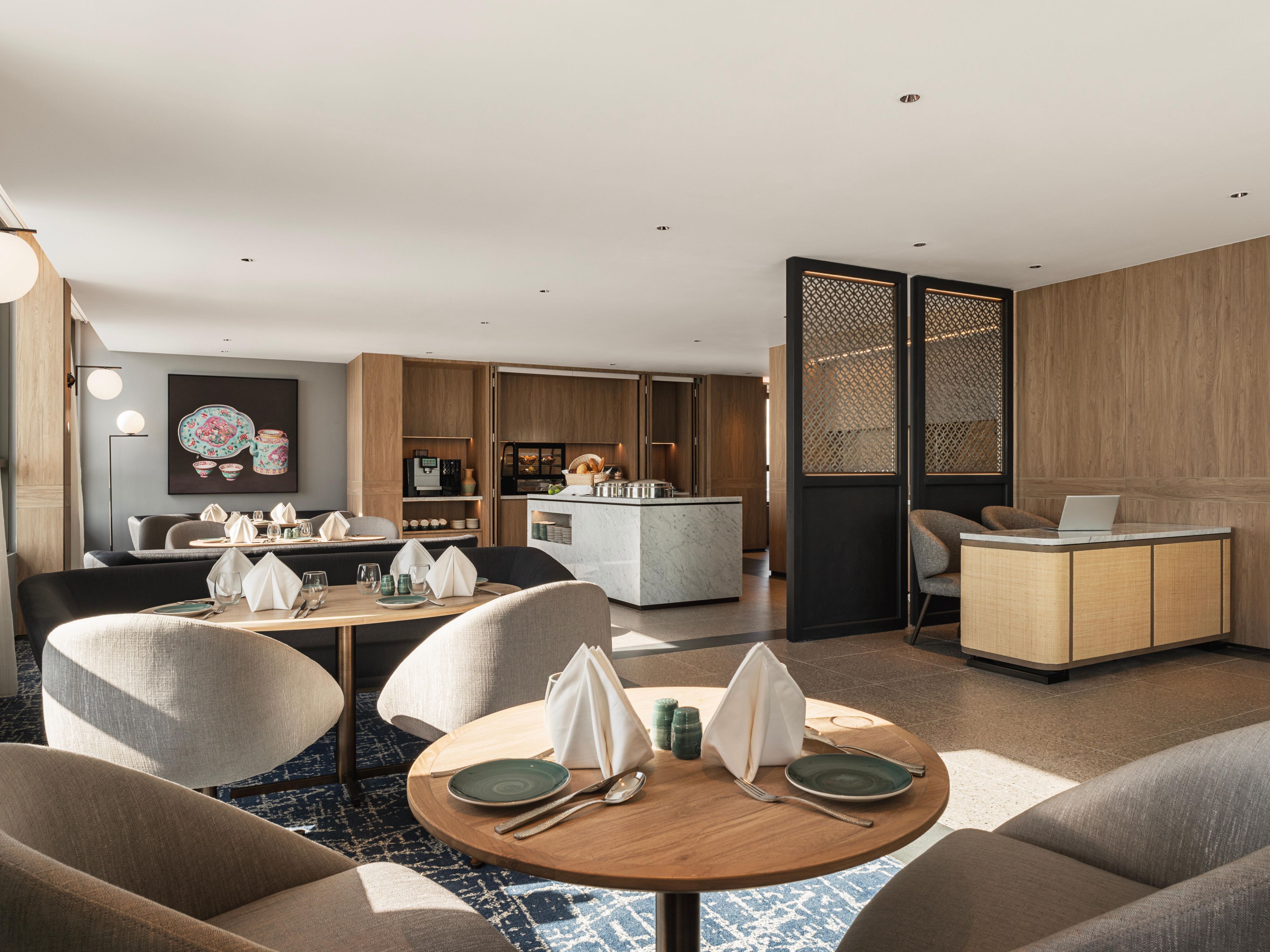 Perched at the highest point of our building, the Level 23 Wellesley Club Lounge offers breathtaking panoramic views of Penang from over 300 feet above ground. Whether you begin your day with a tranquil sunrise or relax with a stunning sunset, this exclusive space elevates your stay to new heights.
