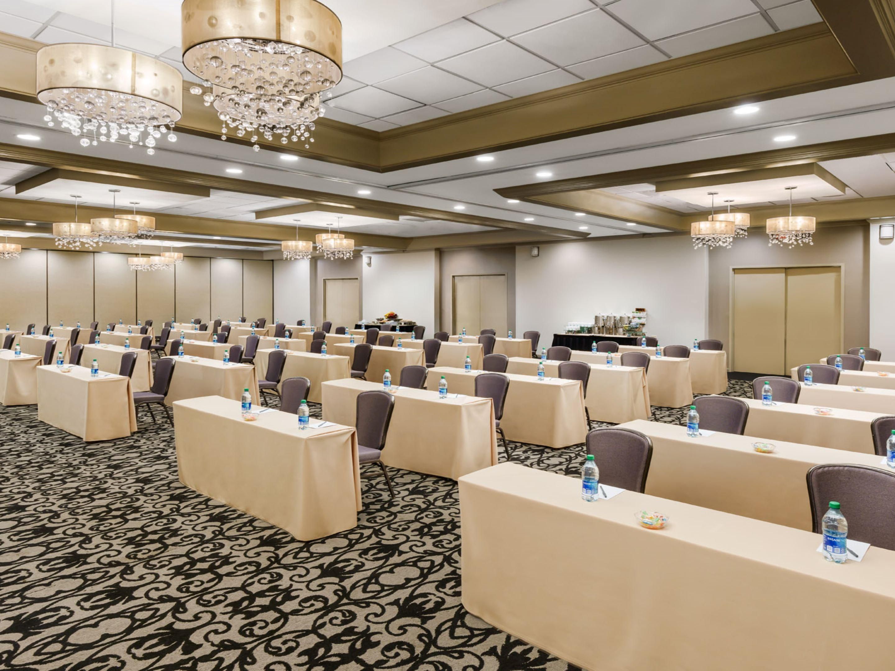 Host your Phoenix event in style at our full-service airport hotel with free shuttle and easy Light Rail access. With 11 versatile venues, including a ballroom for up to 500 guests and 15,000 square feet of modern event space, we are ideal for business meetings, weddings, and social gatherings.