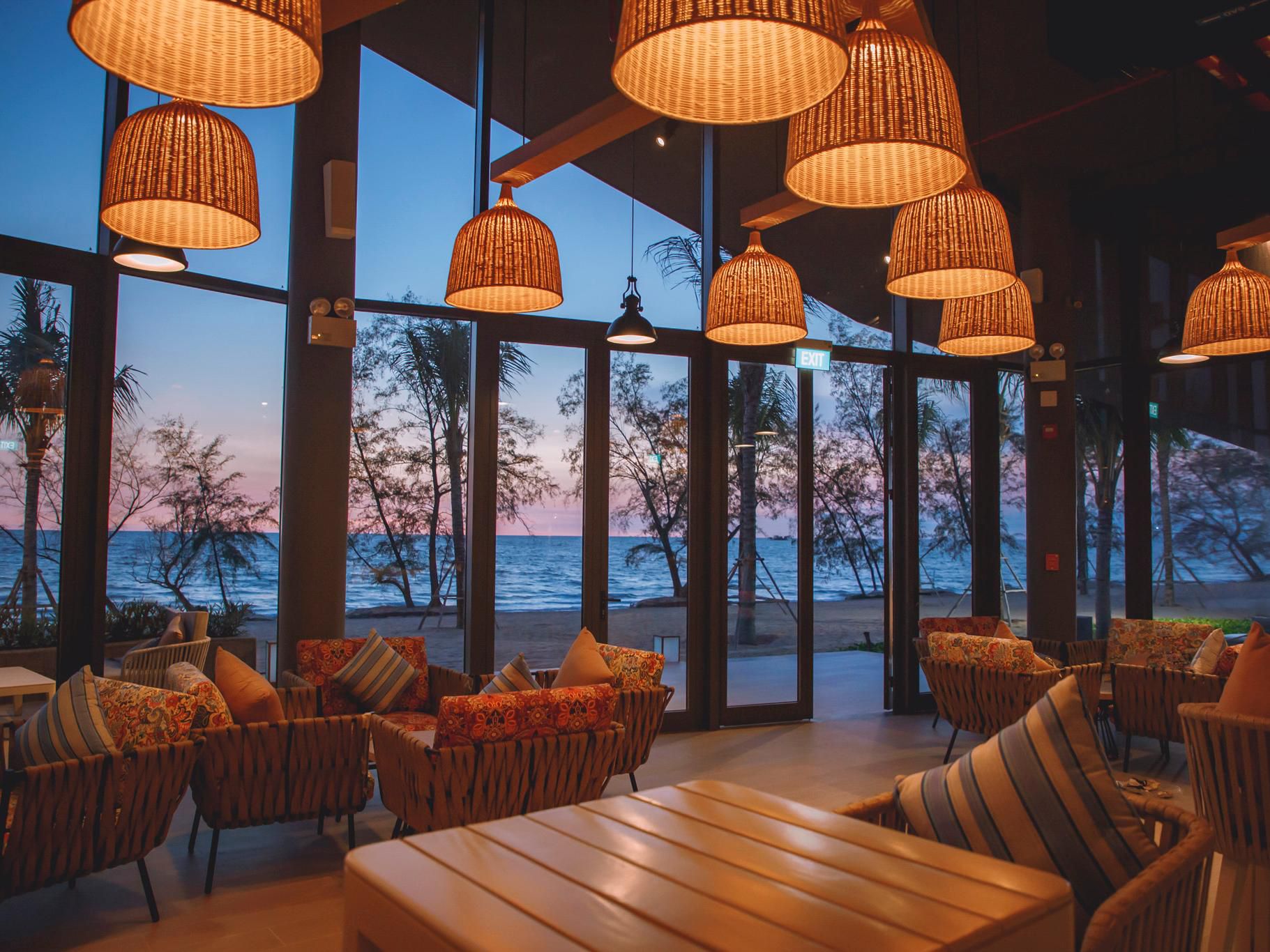 Savour diverse flavours at our unique dining venues. Horizons Restaurant & Bar offers a relaxed ambiance with international delights. Amber Sands Beach Club serves fresh, locally sourced Vietnamese seafood and international fare in a chic beachfront setting enhanced by stunning views. Expect a memorable dining experience at our resort.