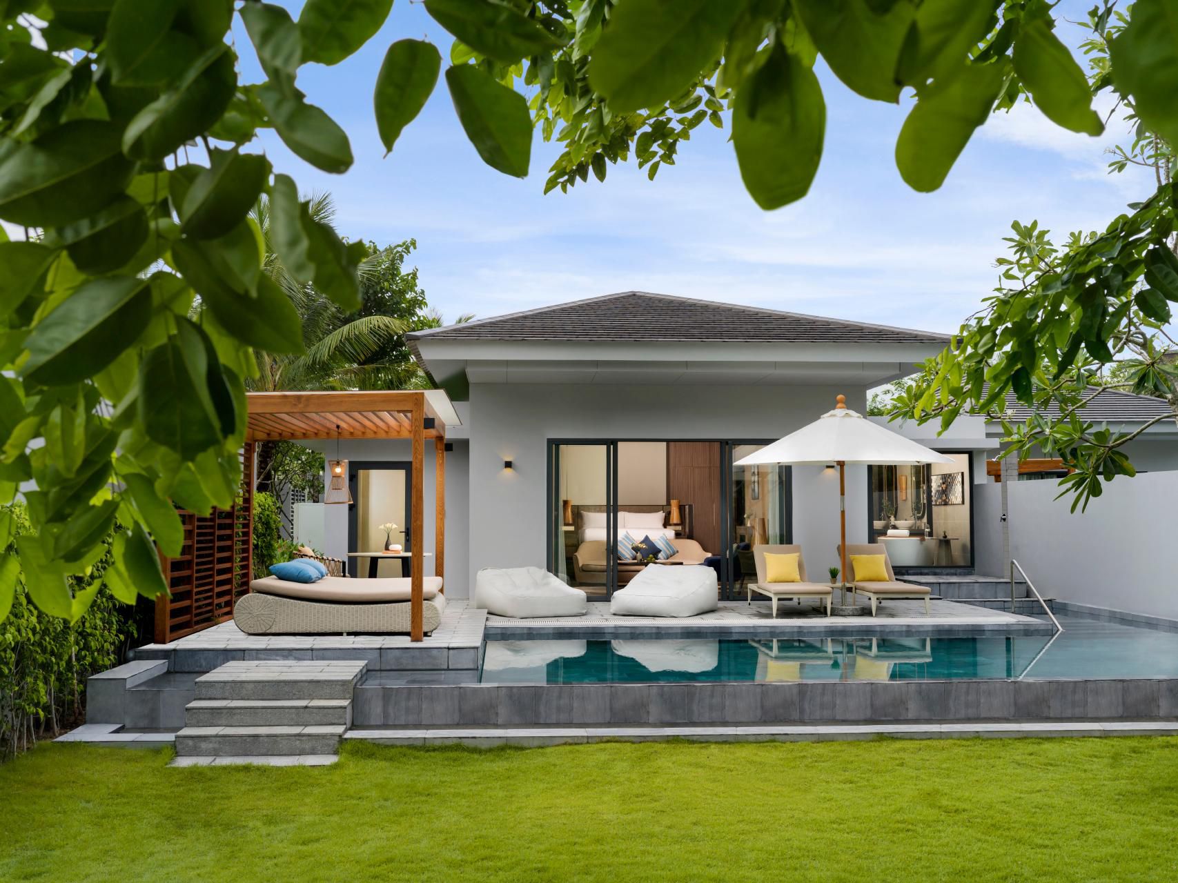 Experience a rare gem in our exclusive one-bedroom villas. Blending chic design with contemporary elegance, our villas are ideal for couples seeking an intimate retreat amid breathtaking ocean views, tropical breezes, and open-air living. Enjoy a romantic experience where the natural beauty of the island enhances our villa’s charm.