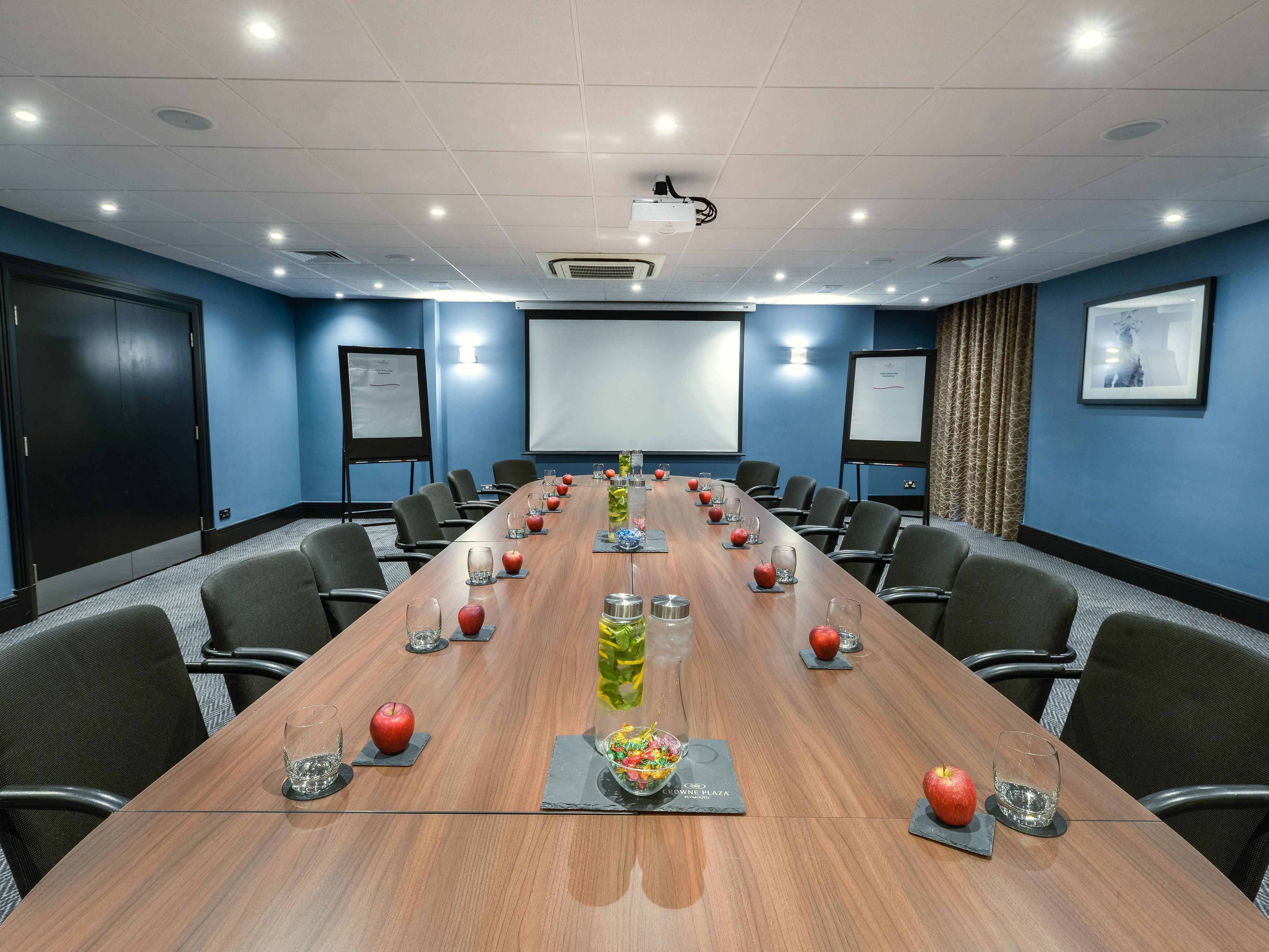 With six versatile meeting rooms accommodating up to 500 guests, we are equipped to host a variety of events, from corporate conferences to memorable weddings and galas. 