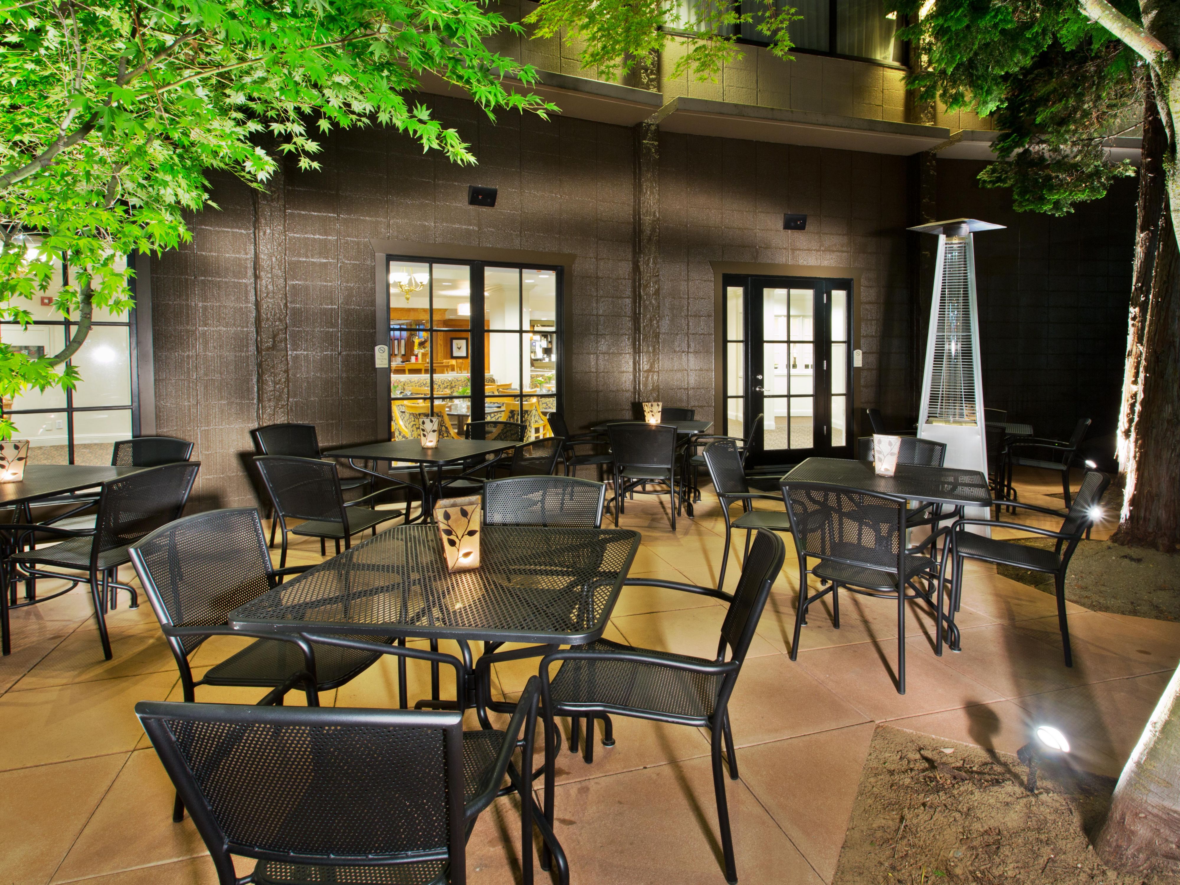 Stop by our bar and restaurant, Boxwood Cafe, for a taste of contemporary Pacific Northwest cuisine. You'll enjoy breakfast, lunch, and dinner in this cozy, relaxing space. You can grab a drink at the bar and watch the game on TV, or eat at our fireside patio, open seasonally. If you'd rather stay in, we also offer a full menu for in-room dining.
