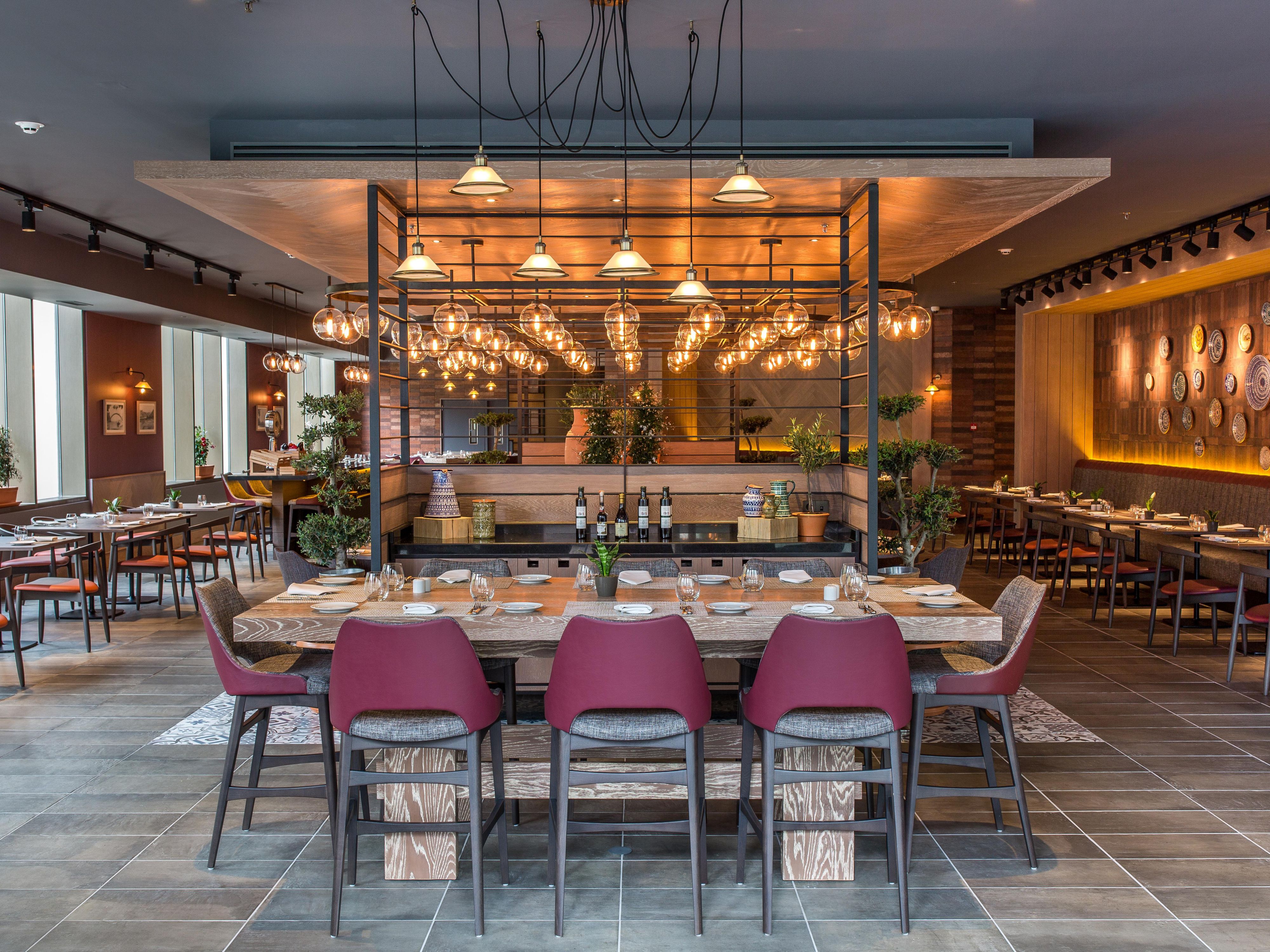 SOMOS for sharing. Sharing flavours, conversations, and laughter, success around the table: our table!
The main focus is a “Food to share” menu, which is an open invitation to all those who enjoy trying new things.
In the comfort of the interior or the pleasant terrace, but always in the best company.