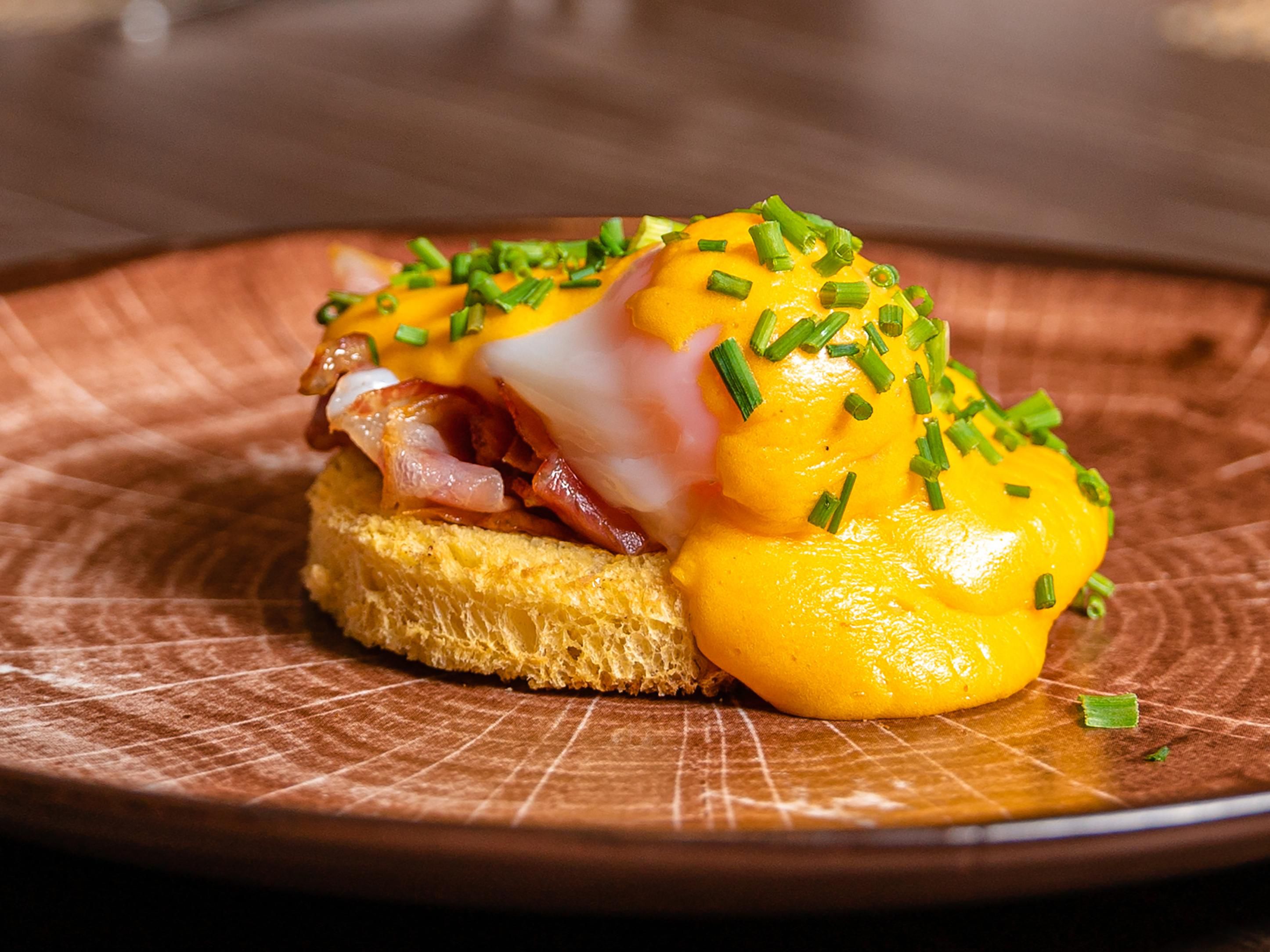 soMos Brunch is back, every Sunday lunch at soMos Restaurant. All breakfast favorites are complemented with a traditional sandwich  & toasts show cooking station, a weekly selection of hot dishes, assorted salads, eggs benedict and a desserts buffet that will make you forget your diet!
Make your reservation now for the best brunch in Porto!