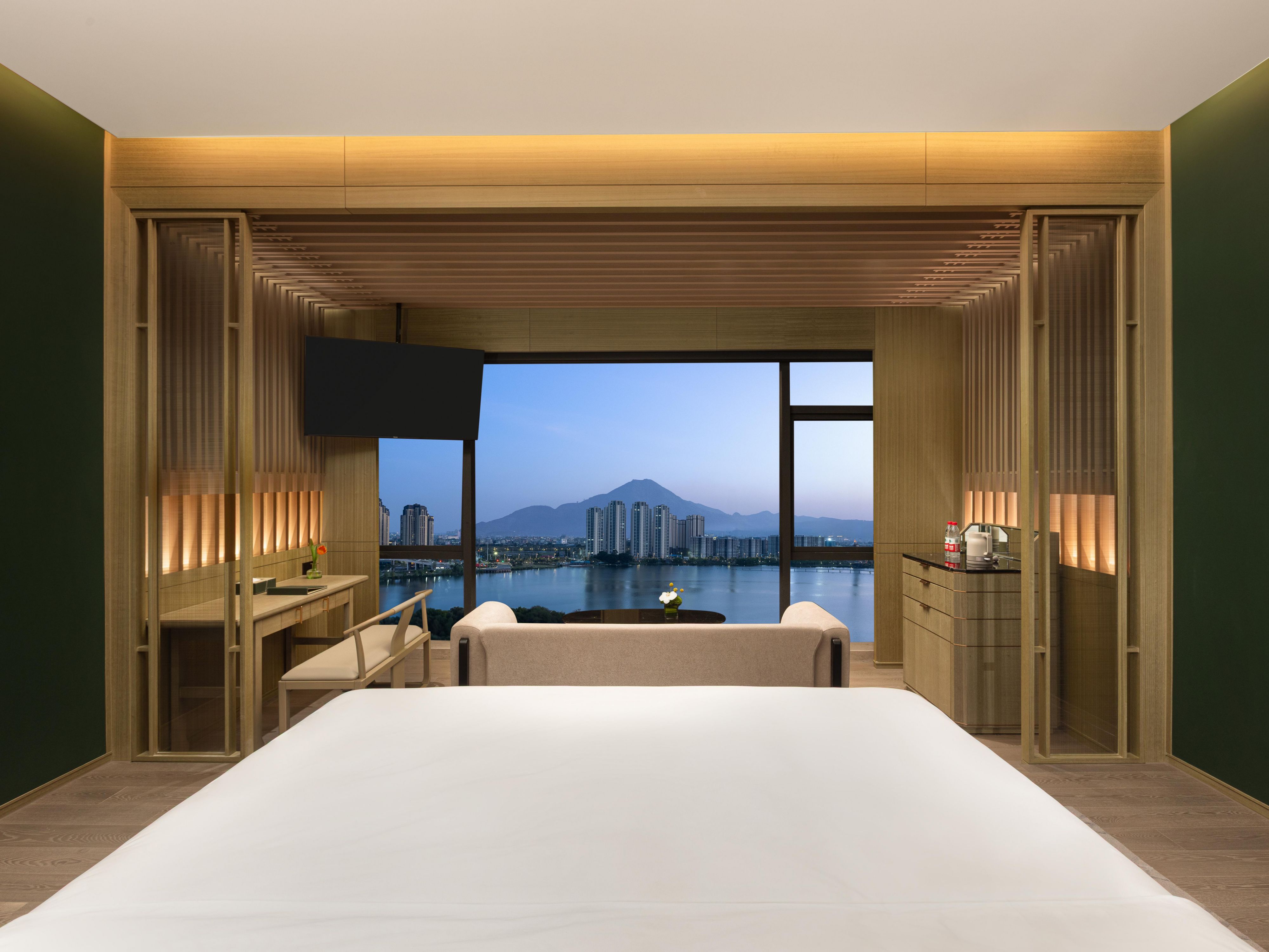 1 King Premium Lake View