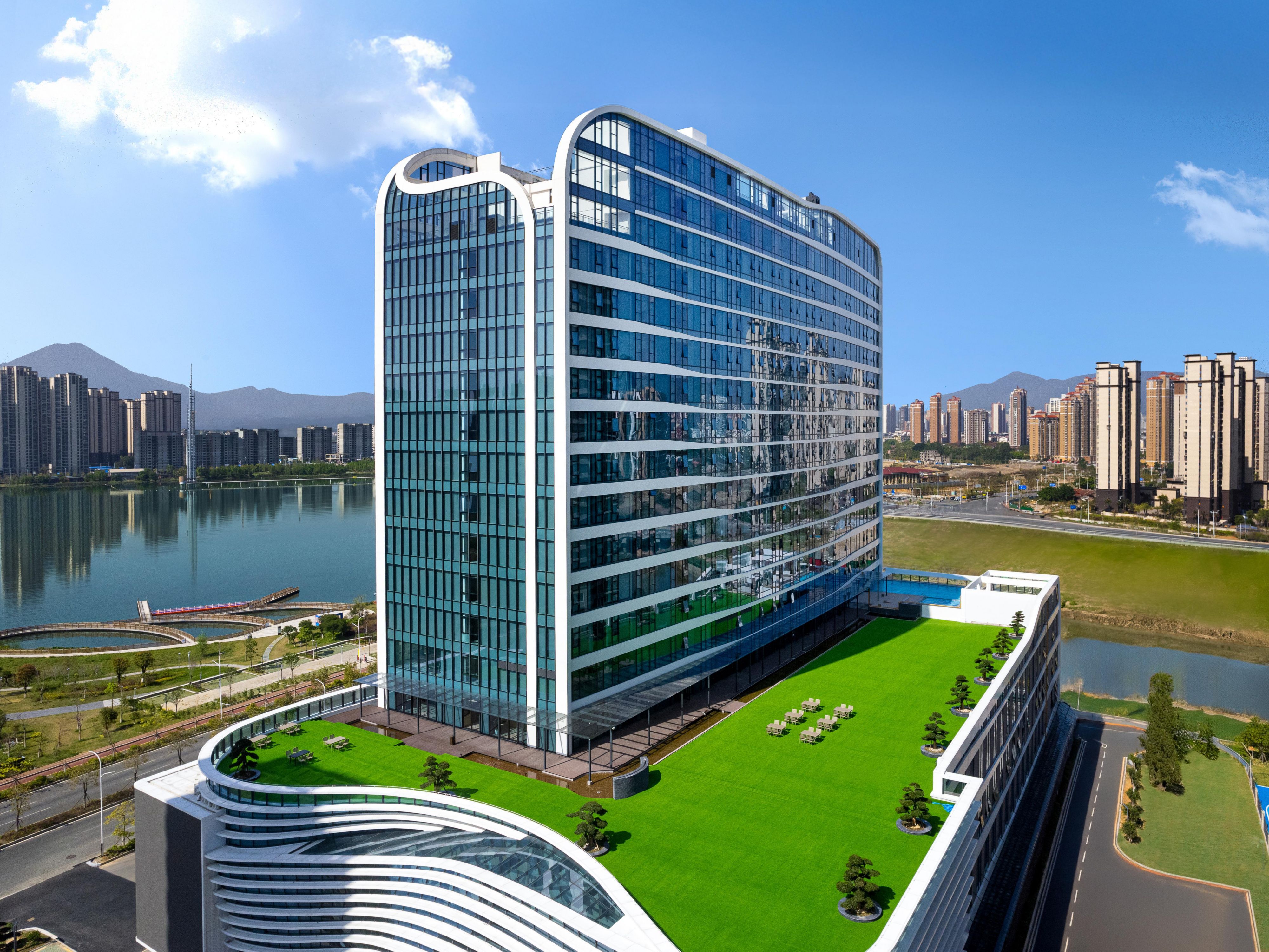 The hotel boasts an outdoor lawn garden spanning nearly 2,000 square meters, where every inch of this lush green space is brimming with love, and every reunion here is truly worth cherishing.