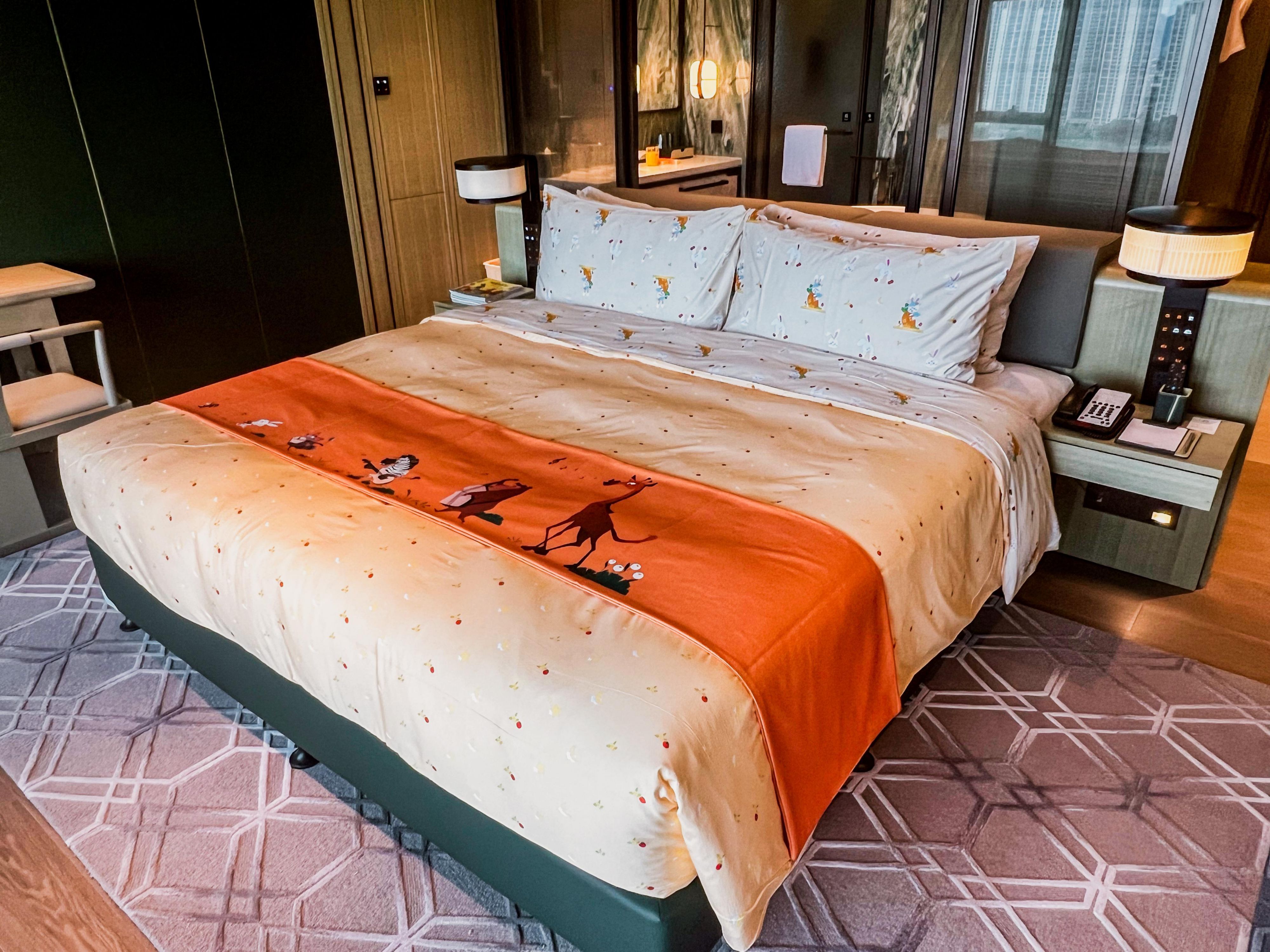 The cozy and adorable children's room offers children a 360-degree embrace of a fairytale world, enabling them to immerse themselves in the company of their favorite characters and spend a dreamy stay.