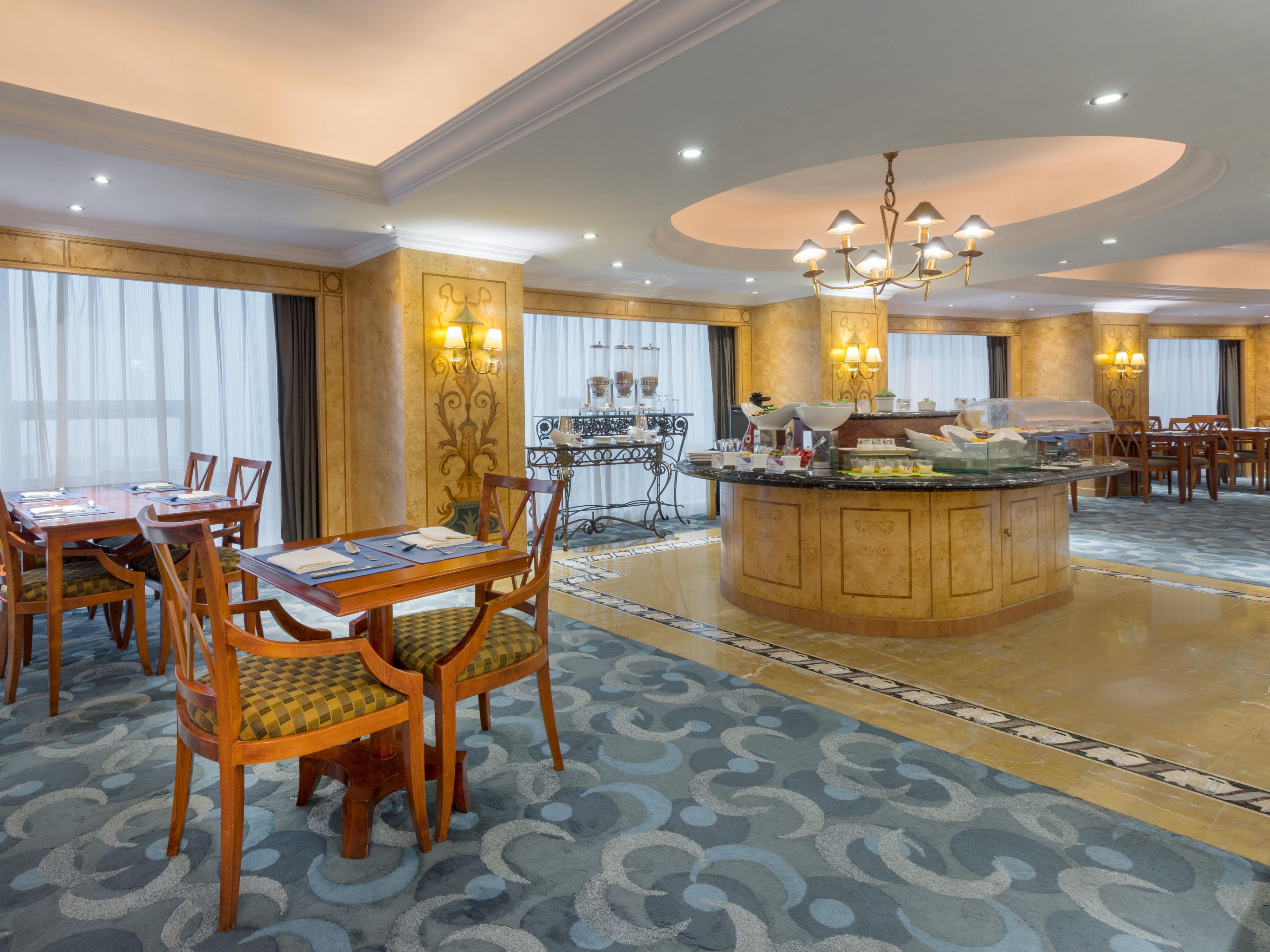 The Full Sea view Crowne Plaza Club Lounge on 37th floor can accommodate 50 people , while the club floor boasts separate meeting places to enjoy rejuvenating ocean views . For the discerning business traveler , the Crowne Plaza Club Floors - located on the 29th through 38th floors - provide additional benefits including complimentary daily breakfa