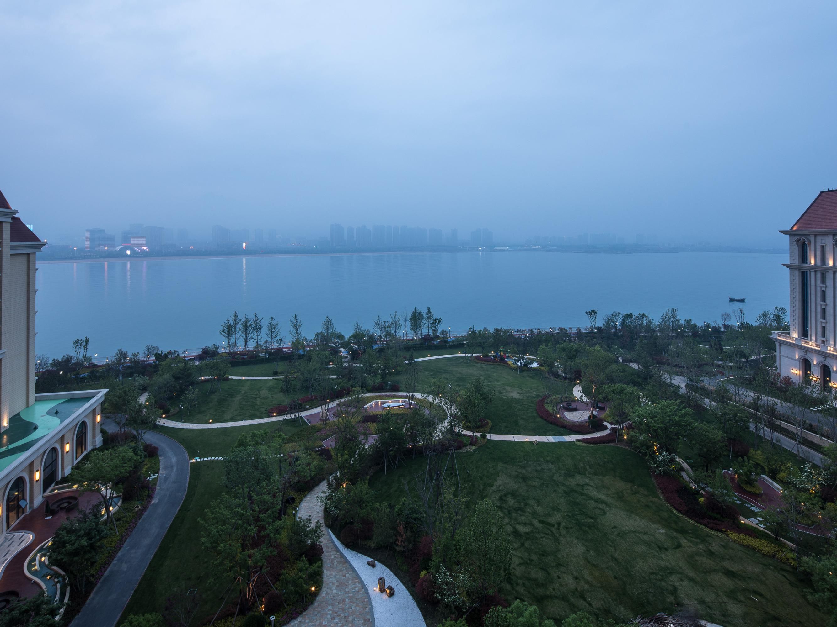 The 26000-square-meter backyard garden is just like its name -‘Queen’, which is wide and spacious, full of royal atmosphere. Stroll in the "Queen" garden, feel the breeze on your face, birds and flowers in a new outdoor experience. In the garden of ‘Queen’, you can experience the changes of the four seasons.