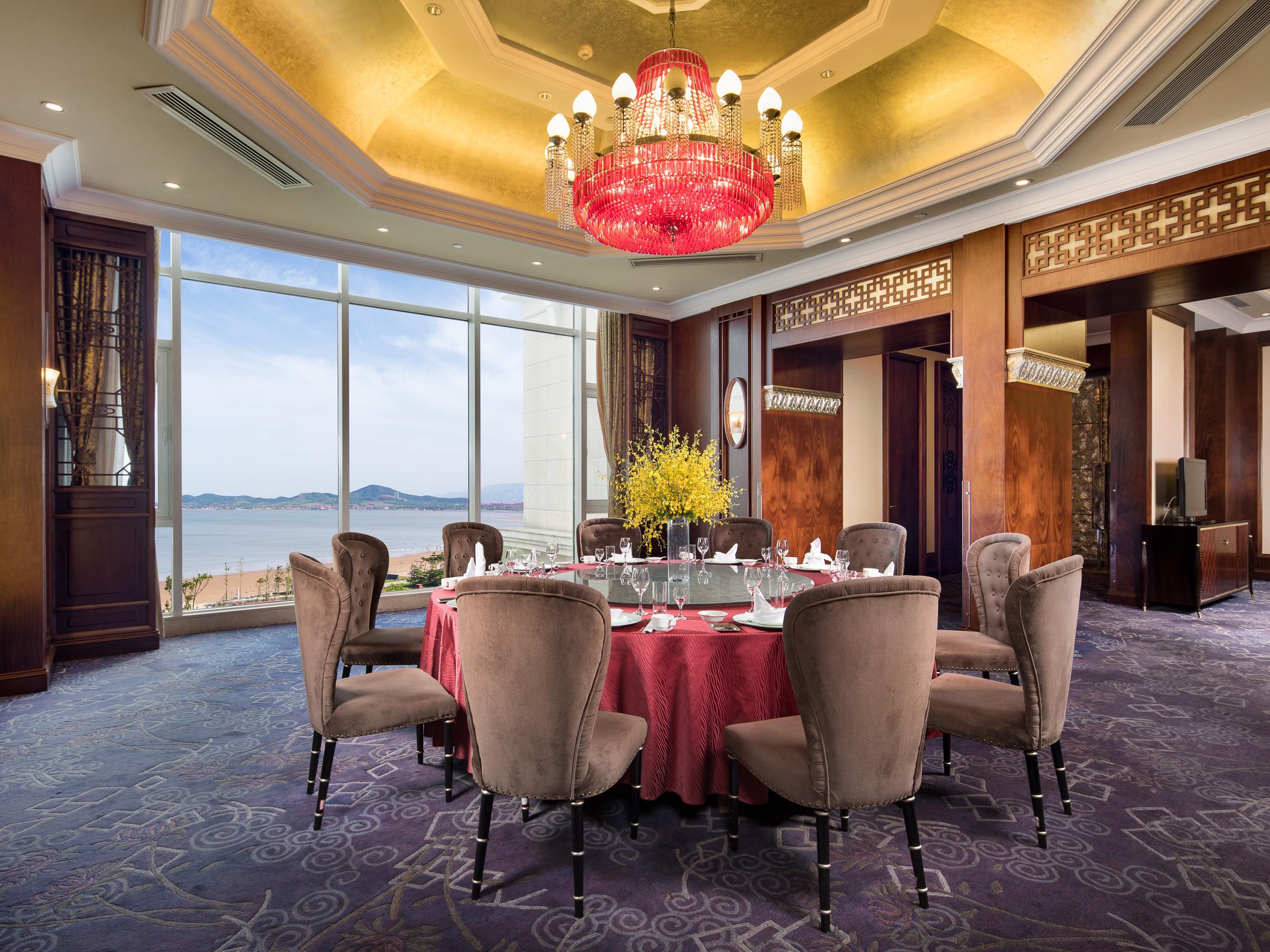 Tianxiang Court Chinese restaurant focuses on Cantonese, Sichuan and Jiaodong dishes, accompanied by the beautiful scenery of Aoshan Bay, sit down to enjoy a delicious meal, leisurely watch the magnificent ocean, and enjoy the unique experience of combining food and beauty.