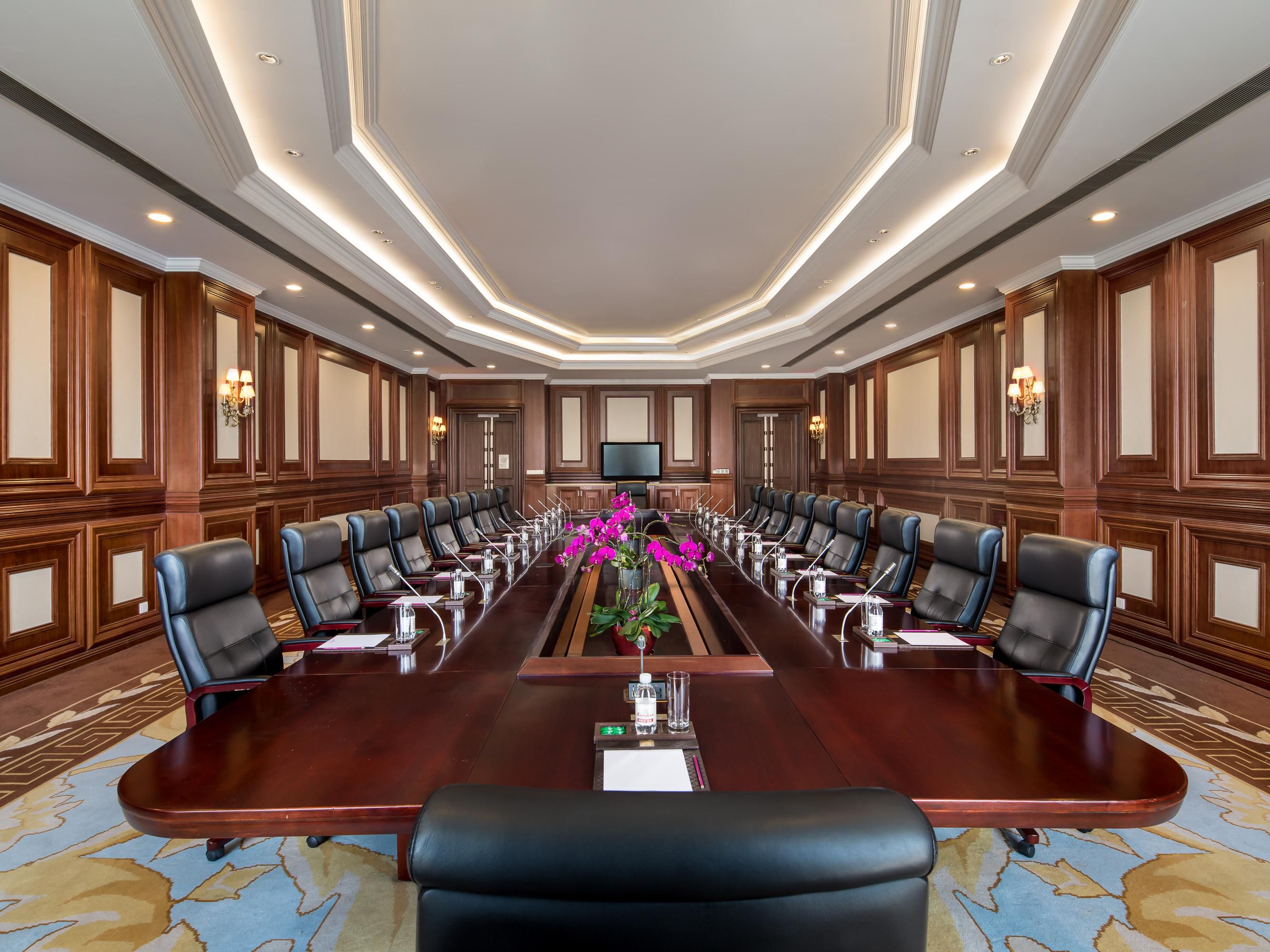 The hotel has a total area of 13,000 square meters of conference and banquet area, including 1,600 square meters of banquet hall Jinhua Palace, 700 square meters of sea view Splendid Palace, 18 multi-function halls ranging from 100 to 200 square meters, indoor and outdoor green Spaces, beaches, can provide a wealth of meeting and banquet options.