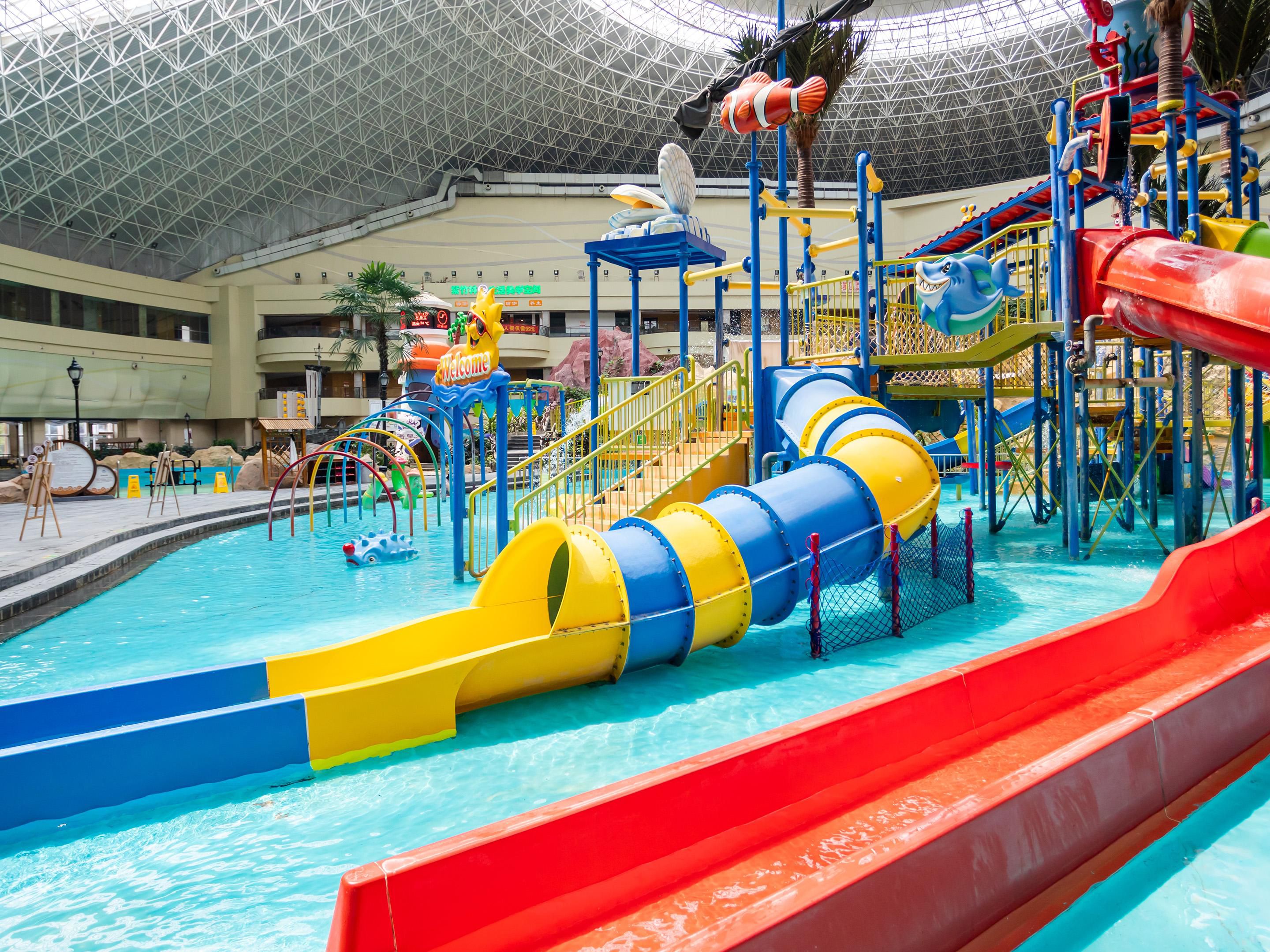 The world's scarce ocean hot spring resources, with more than 60 indoor and outdoor soaking pools, bring guests a comprehensive experience of ocean hot spring culture. The indoor hot spring park has large facilities such as a children's water shelter, skywalk, rainbow slide, etc., which can meet the needs of family entertainment.