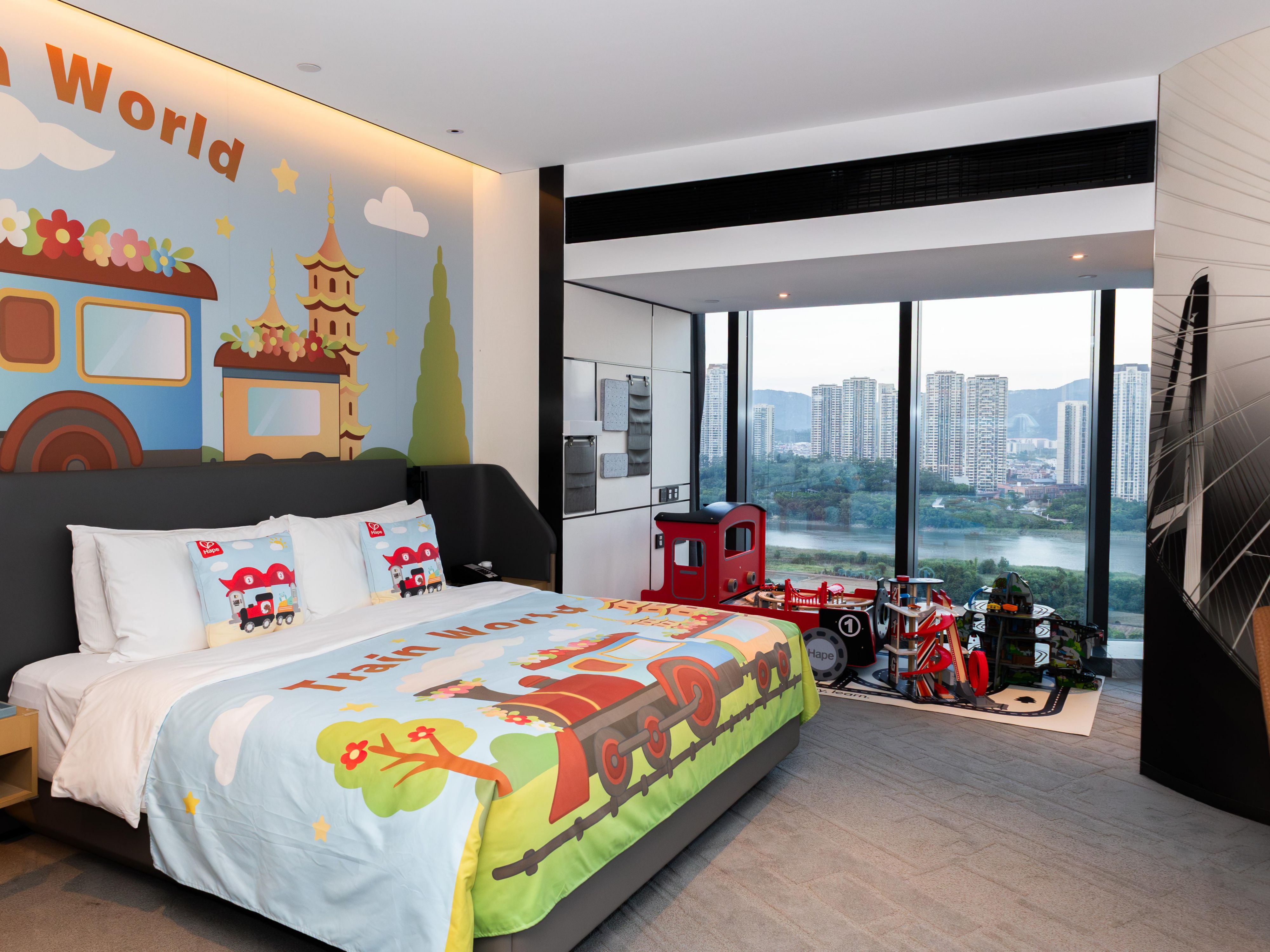 酒店携手德国知名益智木玩品牌HAPE，重磅打造两大特色主题房，以“Love Play Learn（爱·玩·学）”为核心理念，为宾客带来沉浸式亲子玩乐与学习体验