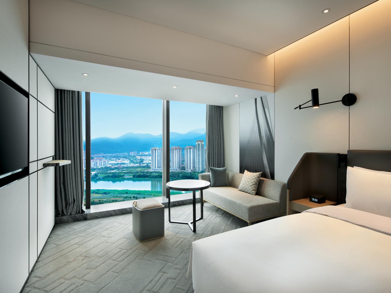 1 King Accessible Roll in SHWR Riverview