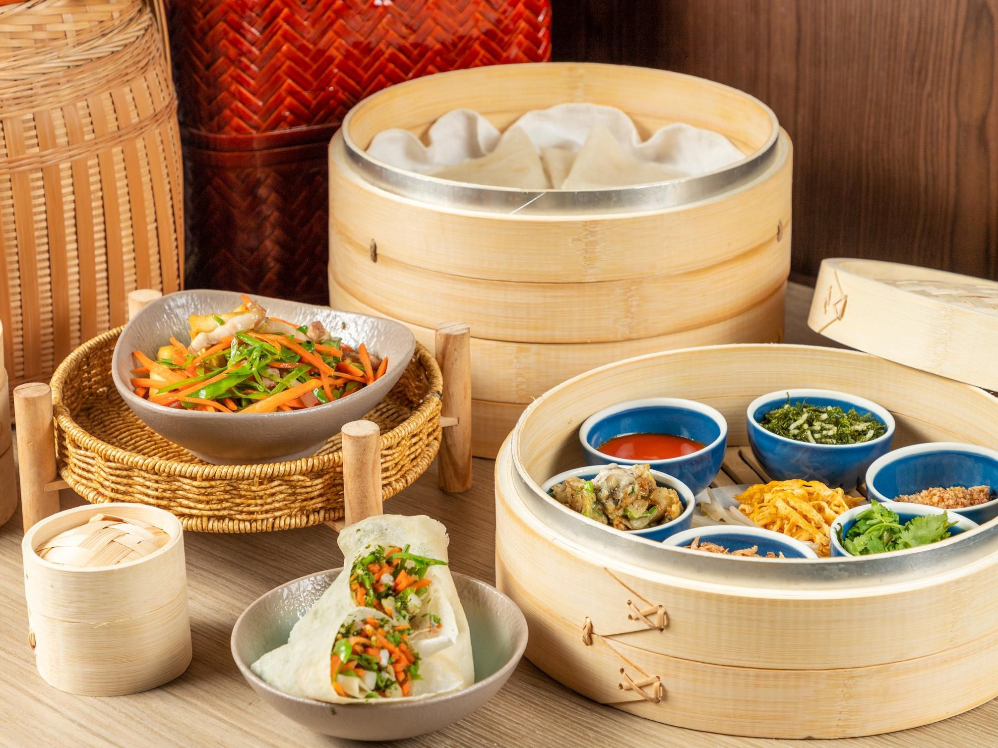 泉州人巧用山海食材“烹制”，创造润饼这道特色美食。
润饼就像泉州历史一张“活页”，套餐提供海蛎煎、花生碎、炸香葱碎、鸡蛋丝、胡萝卜、五花肉等，各样自然风物经过劳动生活的酝酿，铺陈出可随心搭配的美味。