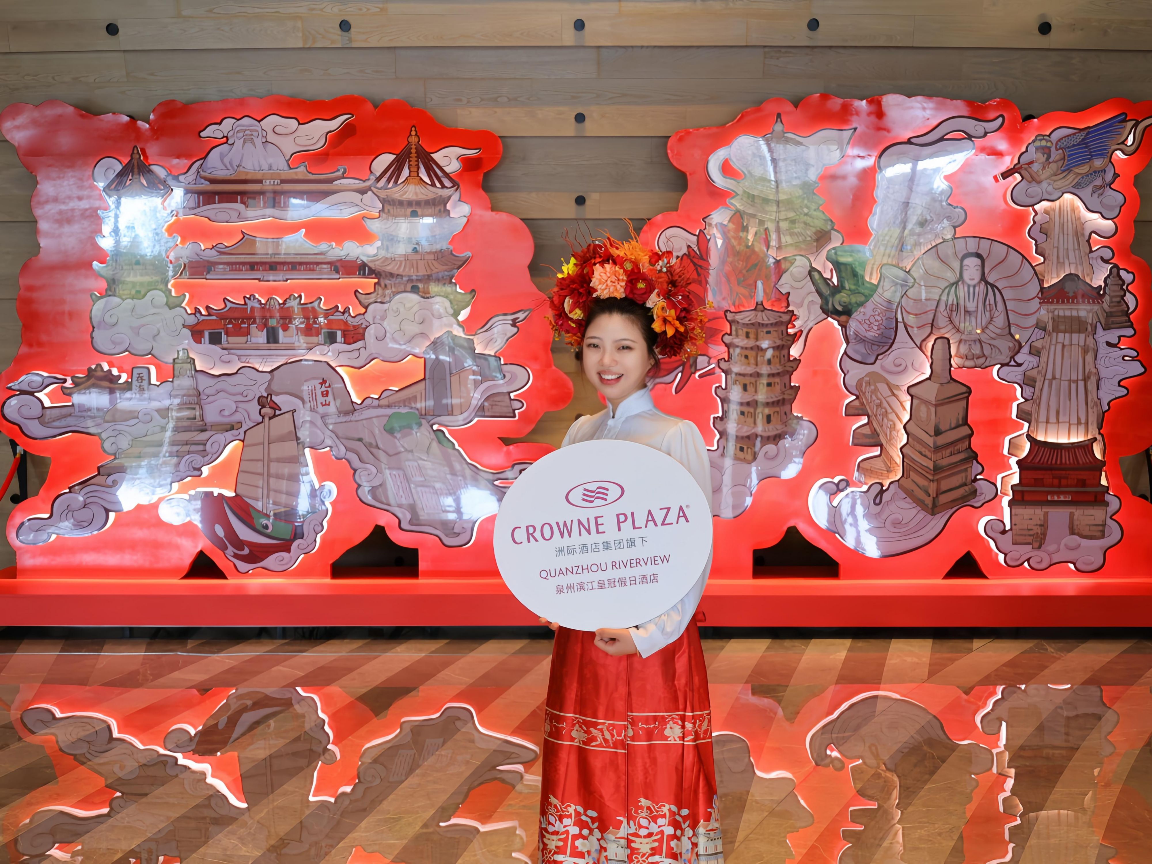 酒店大堂的联名美陈，成为不可错过的打卡之处。其以泉州景点组合成汉字“泉州”二字，洛阳桥、东西塔、九日山、草庵堂……栩栩如生。以指尖代步，手指点点“漫步”名胜古迹，拿起相机，留下独特回忆。