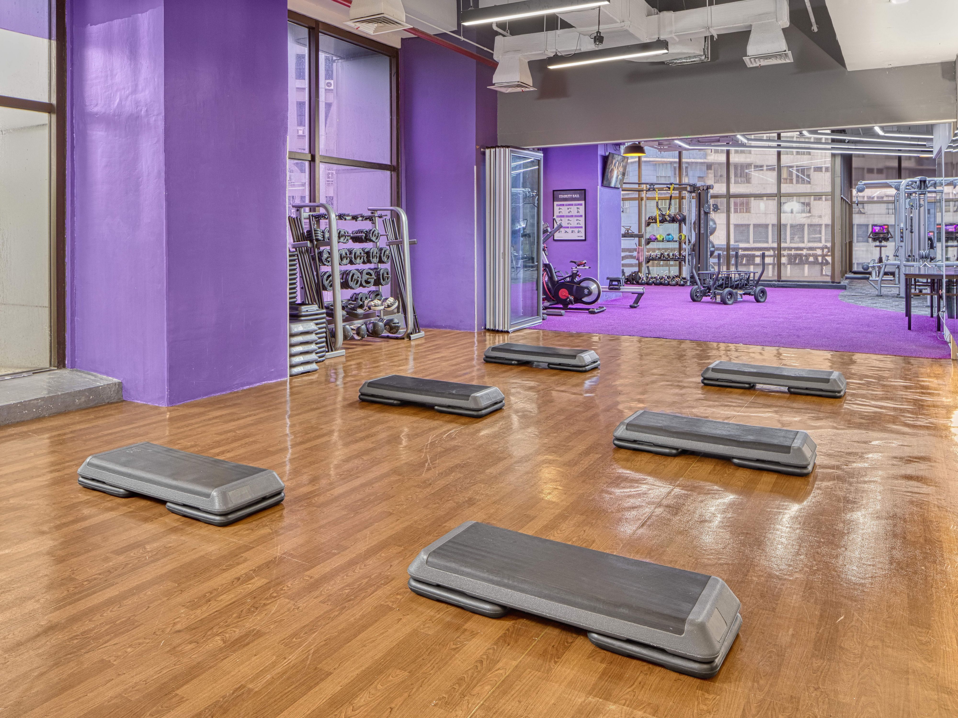 在重要的旅行途中，尤其是行程紧凑繁忙时，依然保持自律，坚持锻炼。我们理解您的想法。合适的健身就是随时做好准备，帮助您集中注意，保持精力充沛，追求卓越成效。我们的健身中心设施齐全、项目多样，可以让您意气风发、满怀斗志。