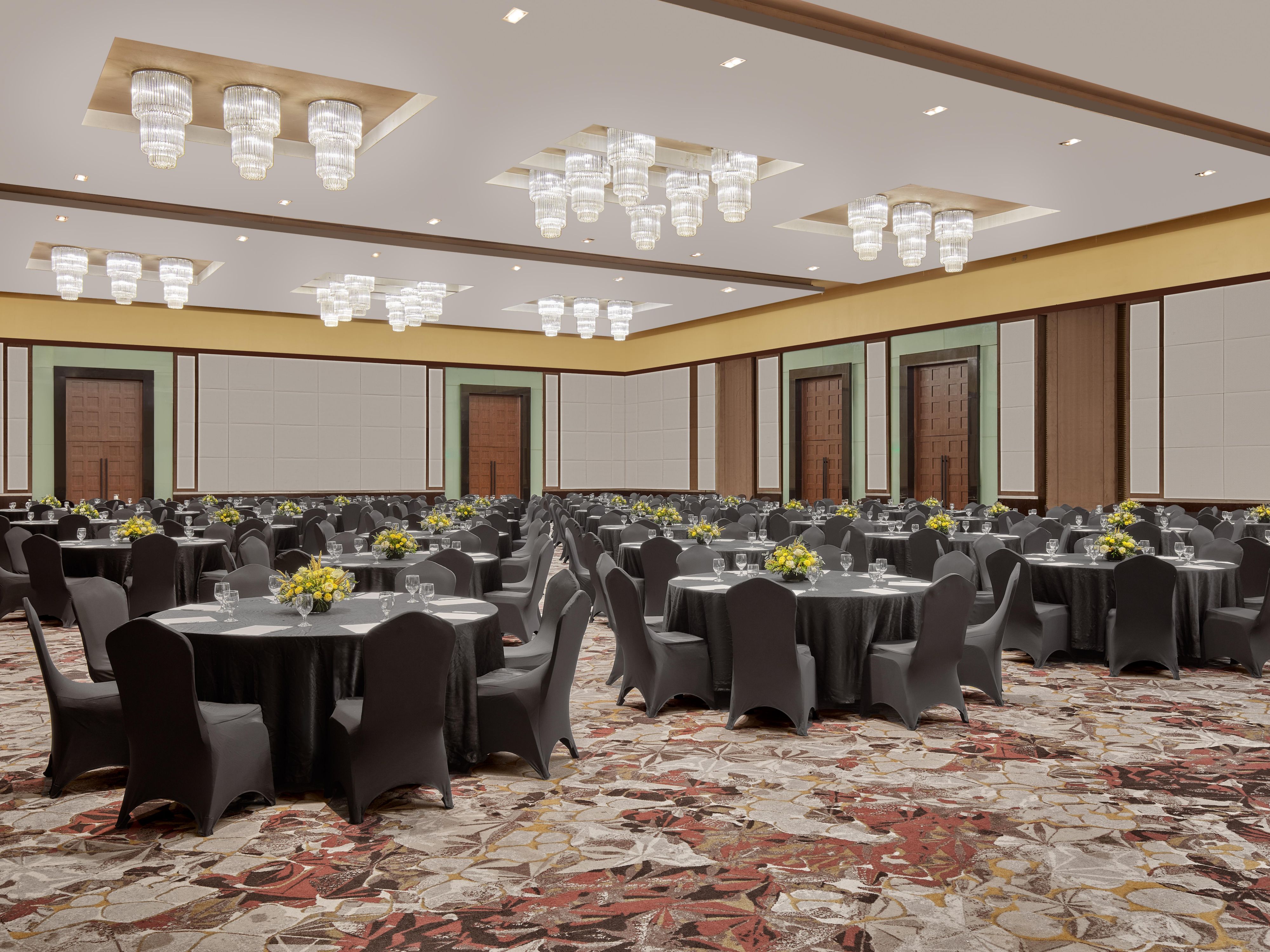 马尼拉广场皇冠假日酒店可以为小团体和大型活动定制会议空间和餐饮选择。为了使会议变得轻松而成功，我们安排有专门的皇冠假日酒店®会议总监、两小时 RFP 保证和多语言工作人员。无柱式皇冠假日大宴会厅面积达 12,720 平方英尺，更是酒店的主要特色！