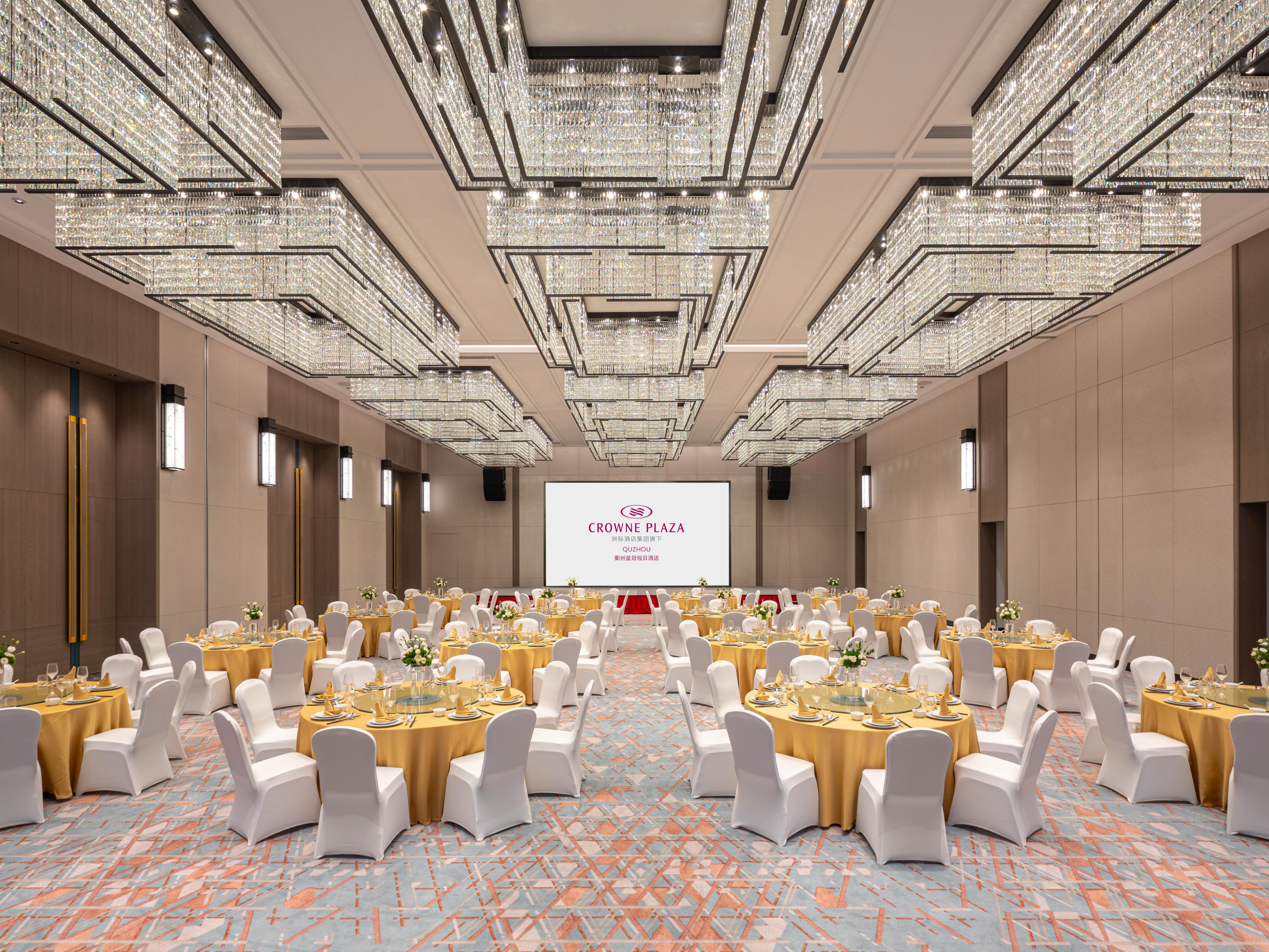 1,200平方米的多功能会议空间，内设5间会议室，均配备完善的视听设备和会议系统。其中600平方米的皇冠大宴会厅更能轻松承载300人的盛宴。