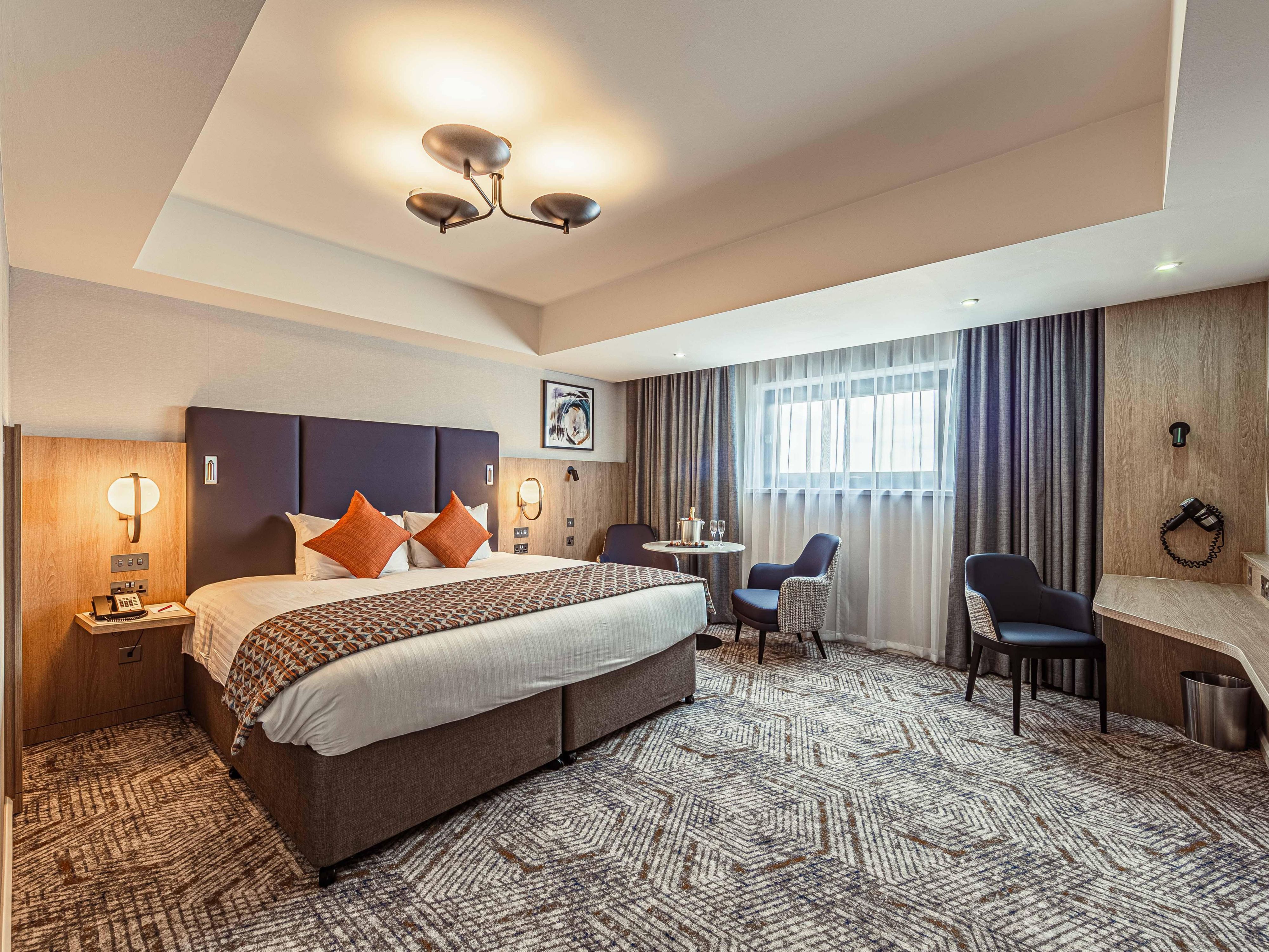 Discover unparalleled luxury at Crowne Plaza Reading M4, Jct10 with our beautifully designed suites. Enjoy spacious comfort and modern amenities. Immerse yourself in exceptional service, refined decor, and a relaxing ambiance, ideal for both business and leisure stays near Reading.