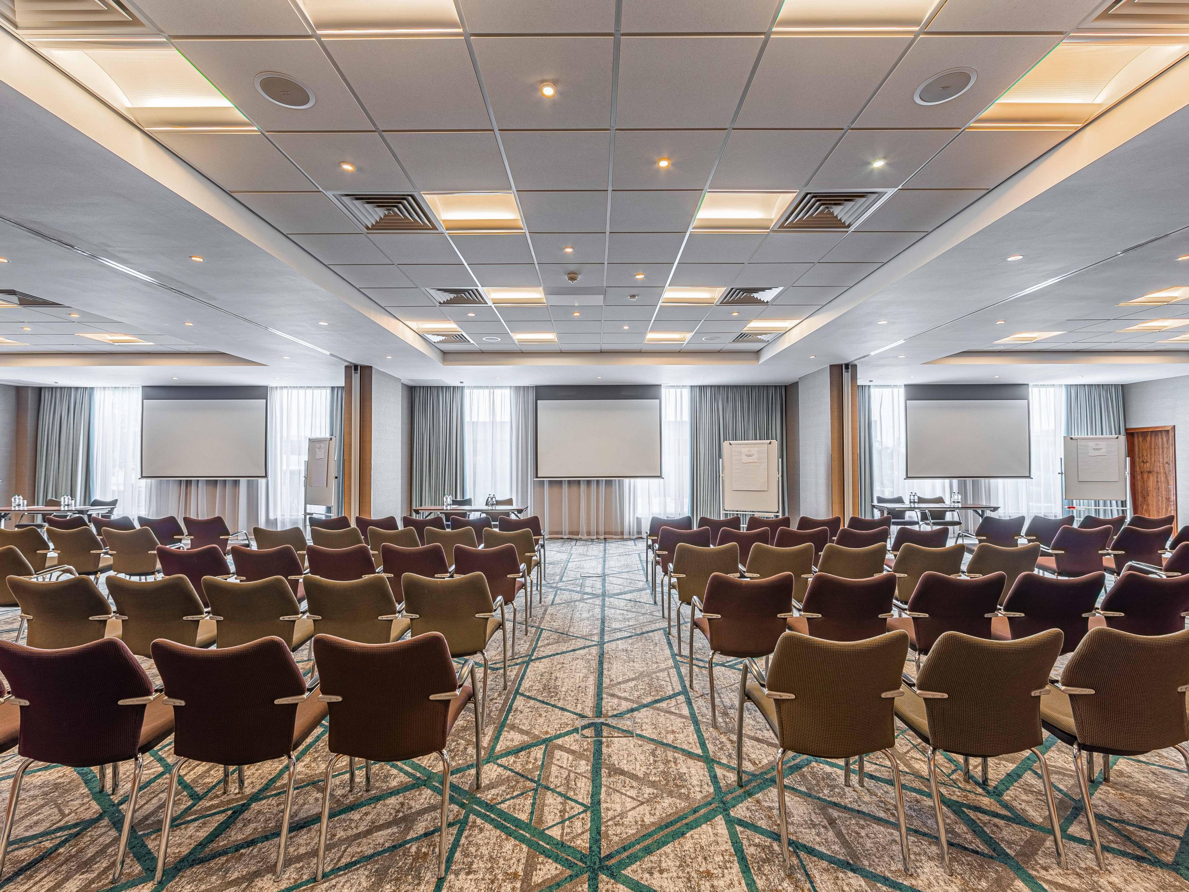 Our hotel in Reading features 8 flexible function rooms, perfect for meetings and events of all sizes. Equipped with modern technology, high-speed Wi-Fi, and customizable layouts, each space is designed to meet your needs. Whether hosting a corporate meeting or special event, our expert team ensures a seamless, productive experience.