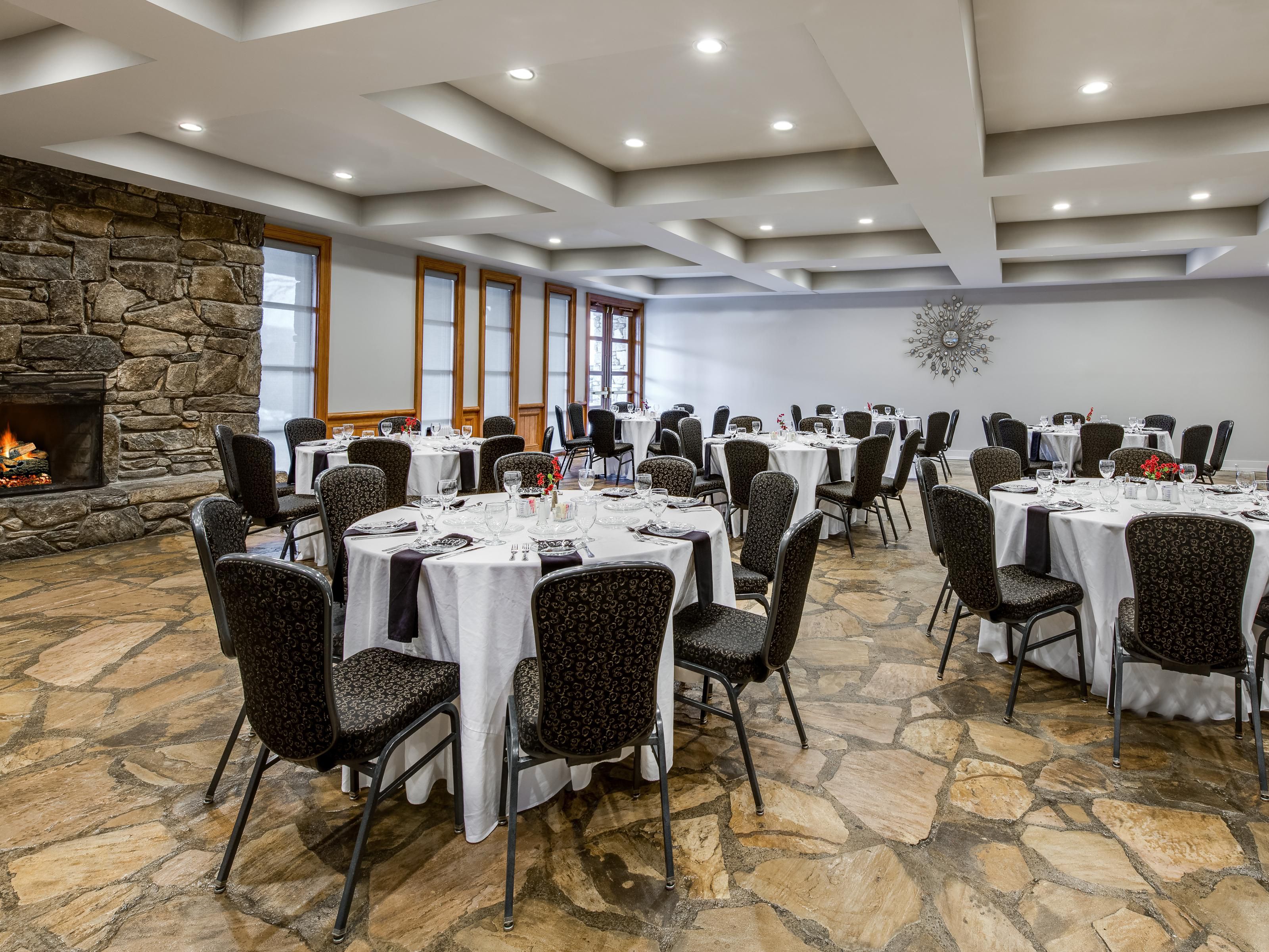 Looking for a conference, day meeting, or wedding venue? Plan your next signature event in the spacious meeting rooms, ballrooms, and outdoor areas at our wonderful resort. Ensure all details are met with the help of our friendly and dedicated Meetings Director who will help plan everything from catering to furnishings. 