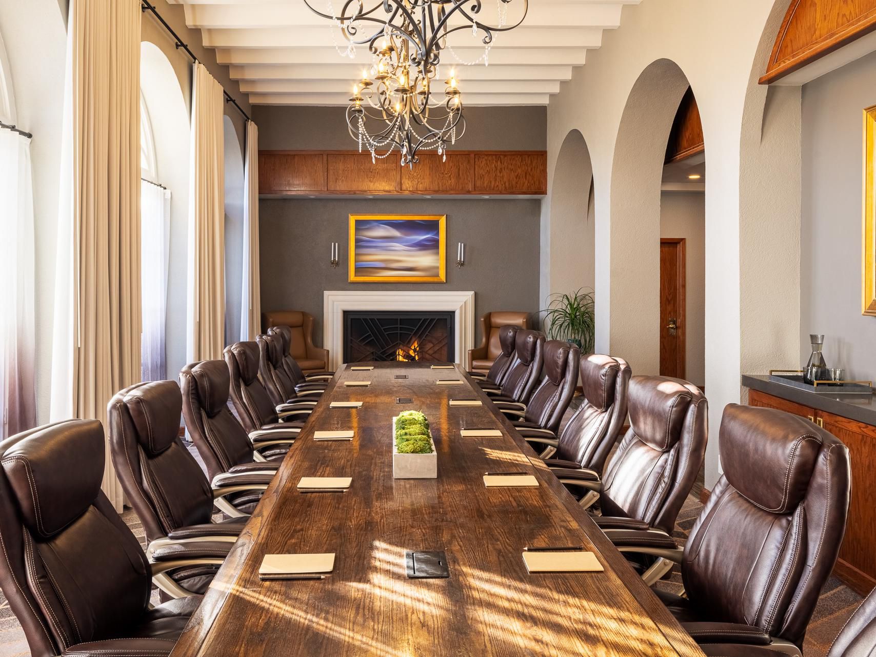 Our historic resort offers spacious meeting rooms, ballrooms, outdoor arrangements, and more so you can plan an event perfectly suited to your needs and tastes. Make full use of modern equipment and consult with our friendly and dedicated Meetings Director to plan everything from furnishing arrangements to catering.
