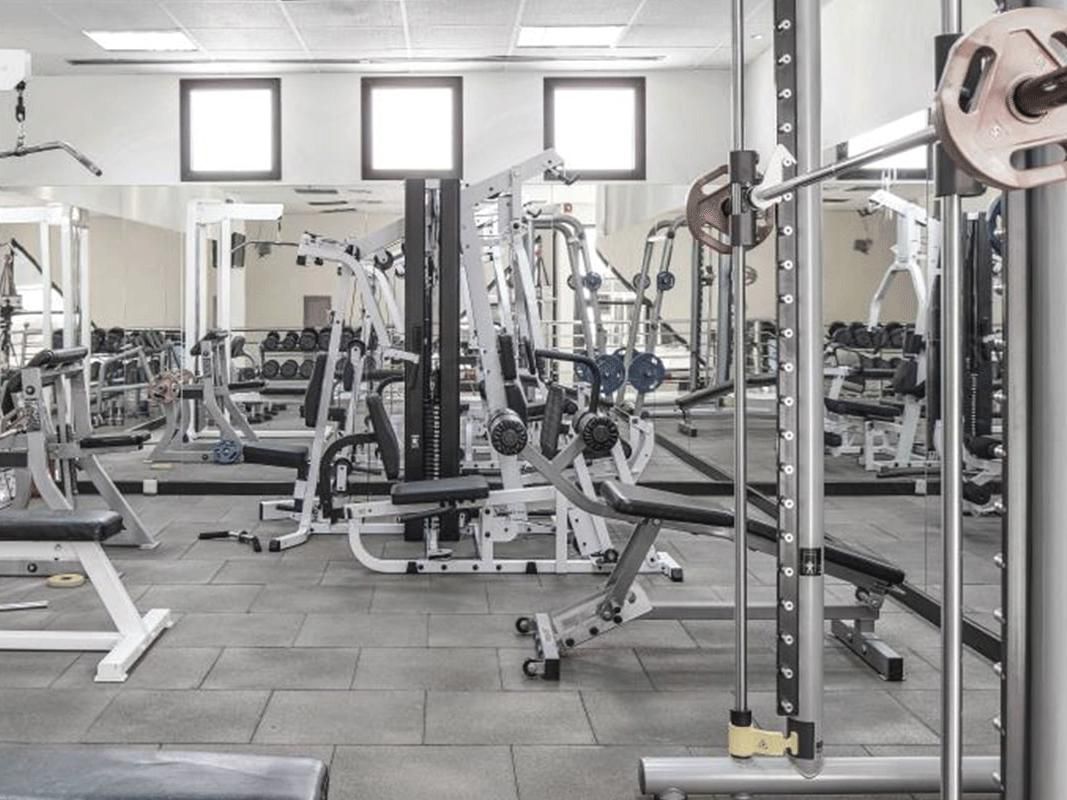 下榻利雅得皇宫皇冠假日酒店期间，强身健体。酒店健身房氛围温馨，充满活力，您可以使用各种先进的设备锻炼身体，维持健身习惯。即刻预订，旅程中亦能保持强壮体魄。