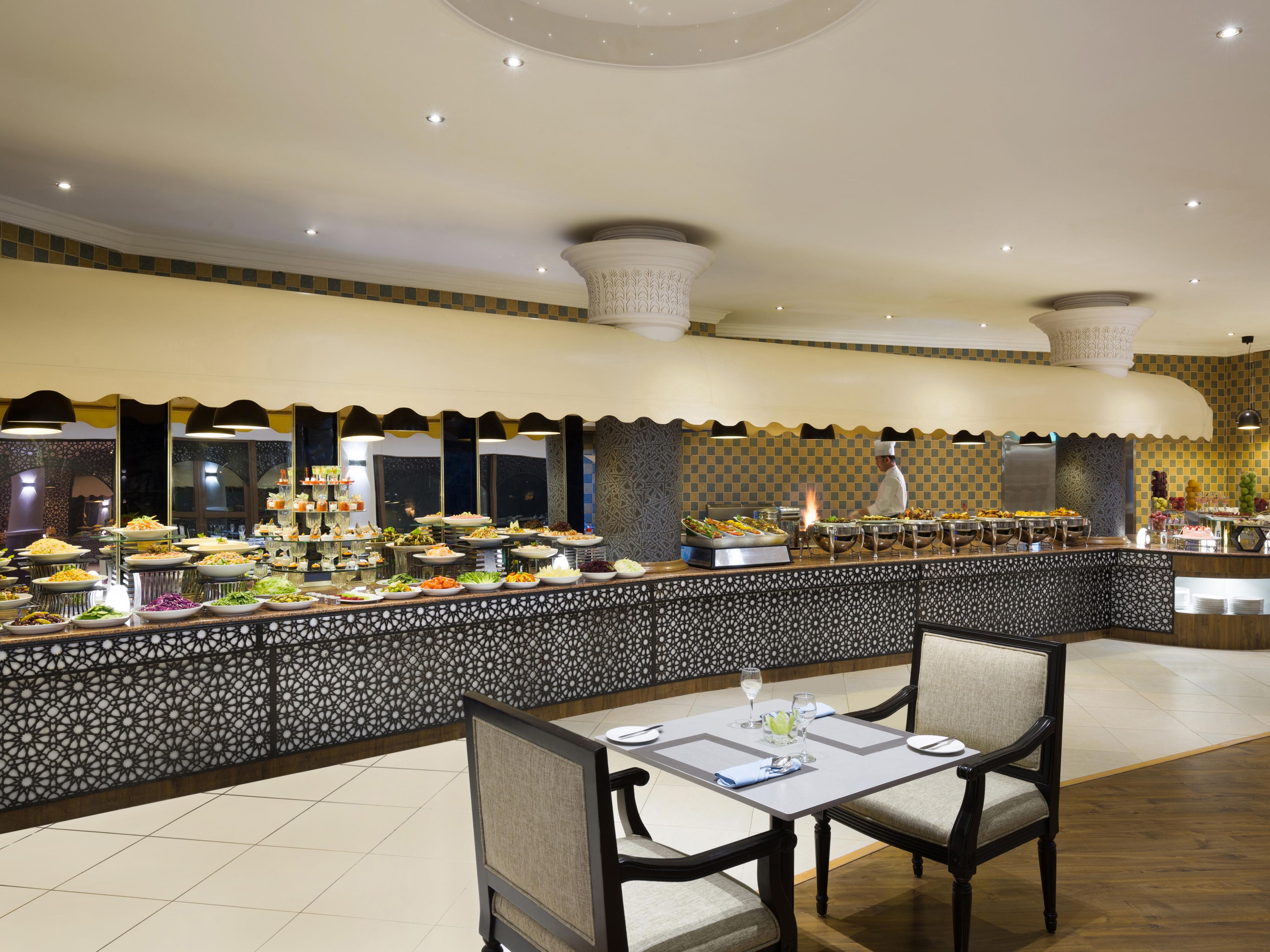 您可以在每个周末于利雅得皇宫皇冠假日酒店参加主题之夜盛宴，品味各类珍馐美馔。
周四：尽享海鲜之夜盛宴。
周五：与家人欢聚一堂，品尝丰盛的早午餐，参加烧烤之夜，享用焦香四溢的烧烤。