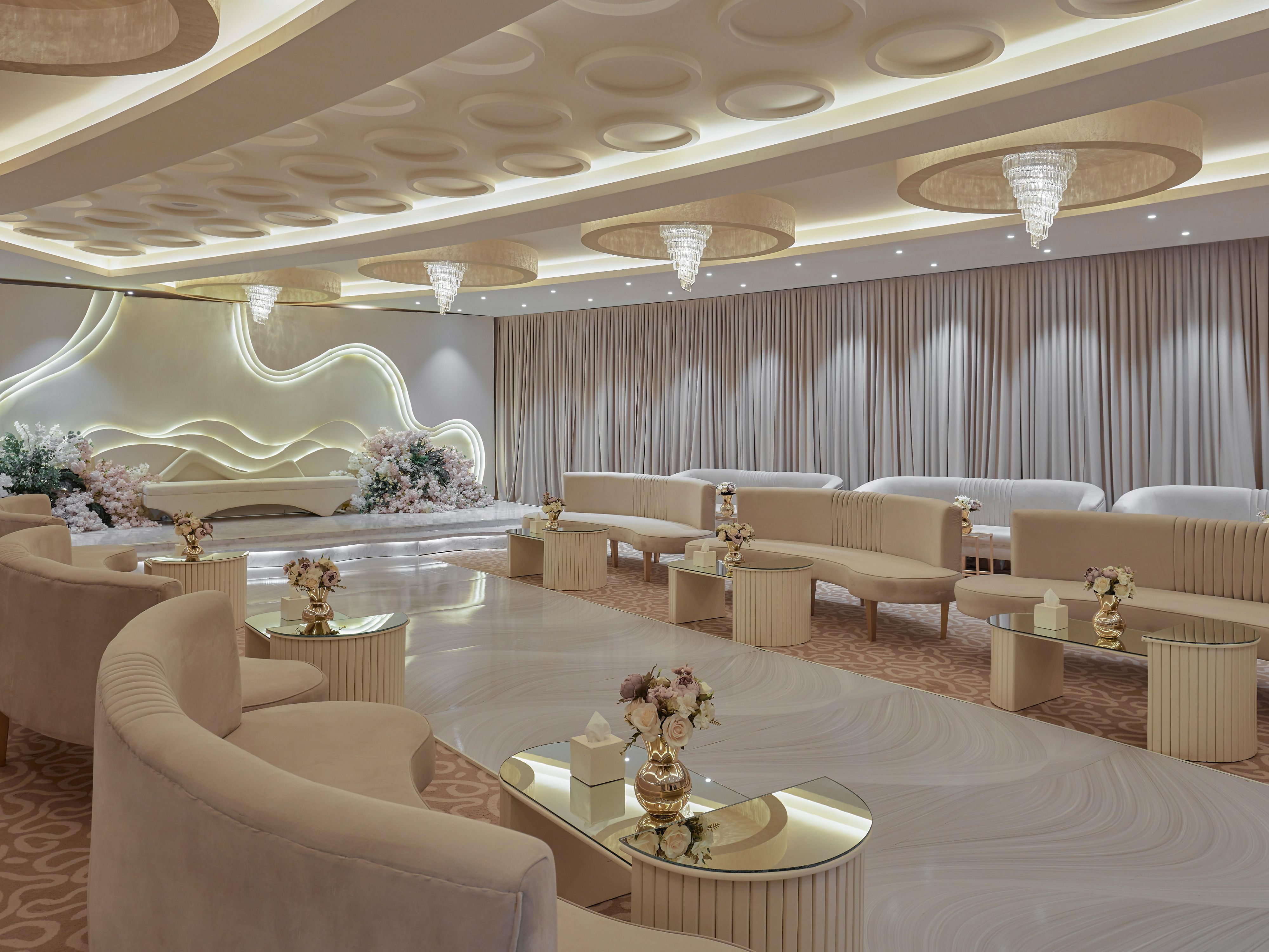 如要举办特别活动，利雅得皇宫皇冠假日酒店定为完美之选。酒店的婚礼场地景致动人，可提供雅致的空间，定制化菜单以及无可挑剔的服务，个性化十足。我们优秀的策划团队将竭诚为您服务，为您打造一场真正令人难忘的婚礼。