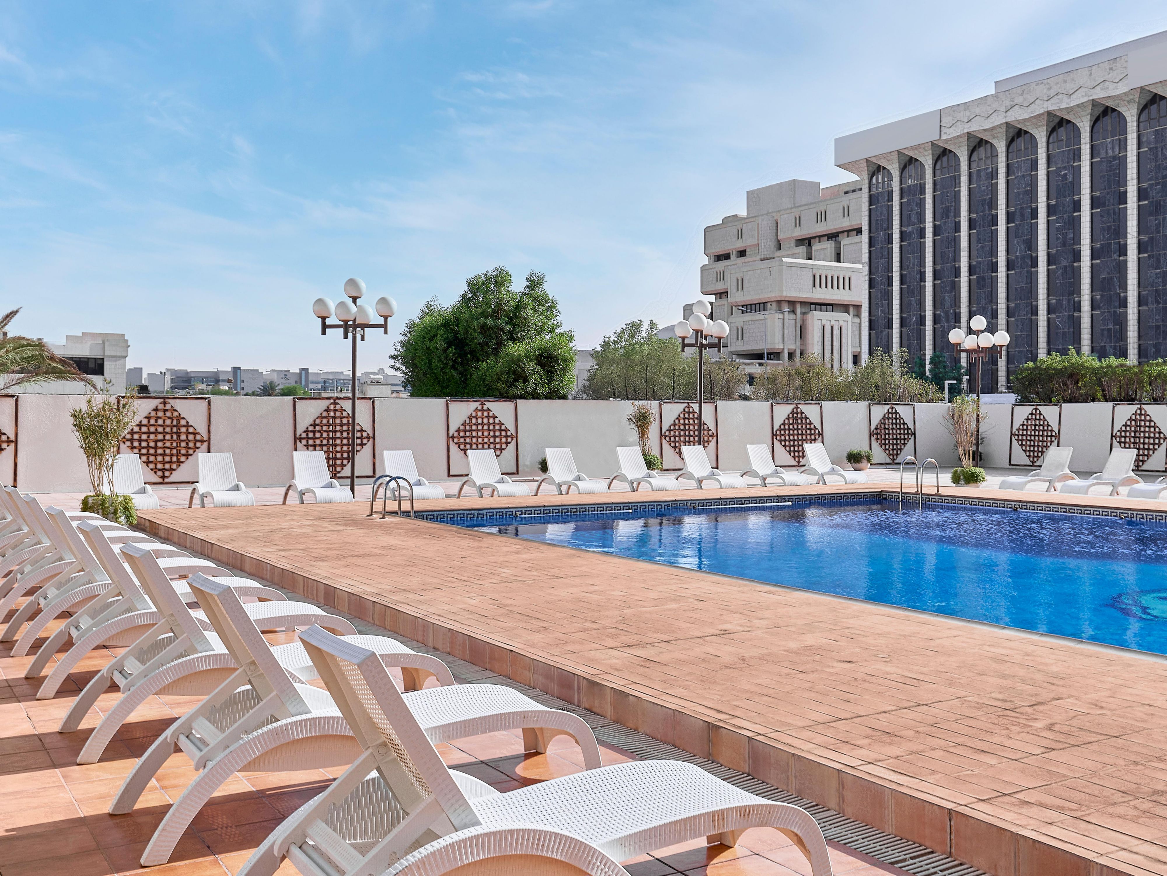 在利雅得皇冠假日酒店的泳池边，品酌清爽的鸡尾酒和冰镇莫吉托，感受经典、热情与热带风情的碰撞，清凉消暑。周围配备现代化设施并提供周到的服务。每一口都能让您倍感清爽