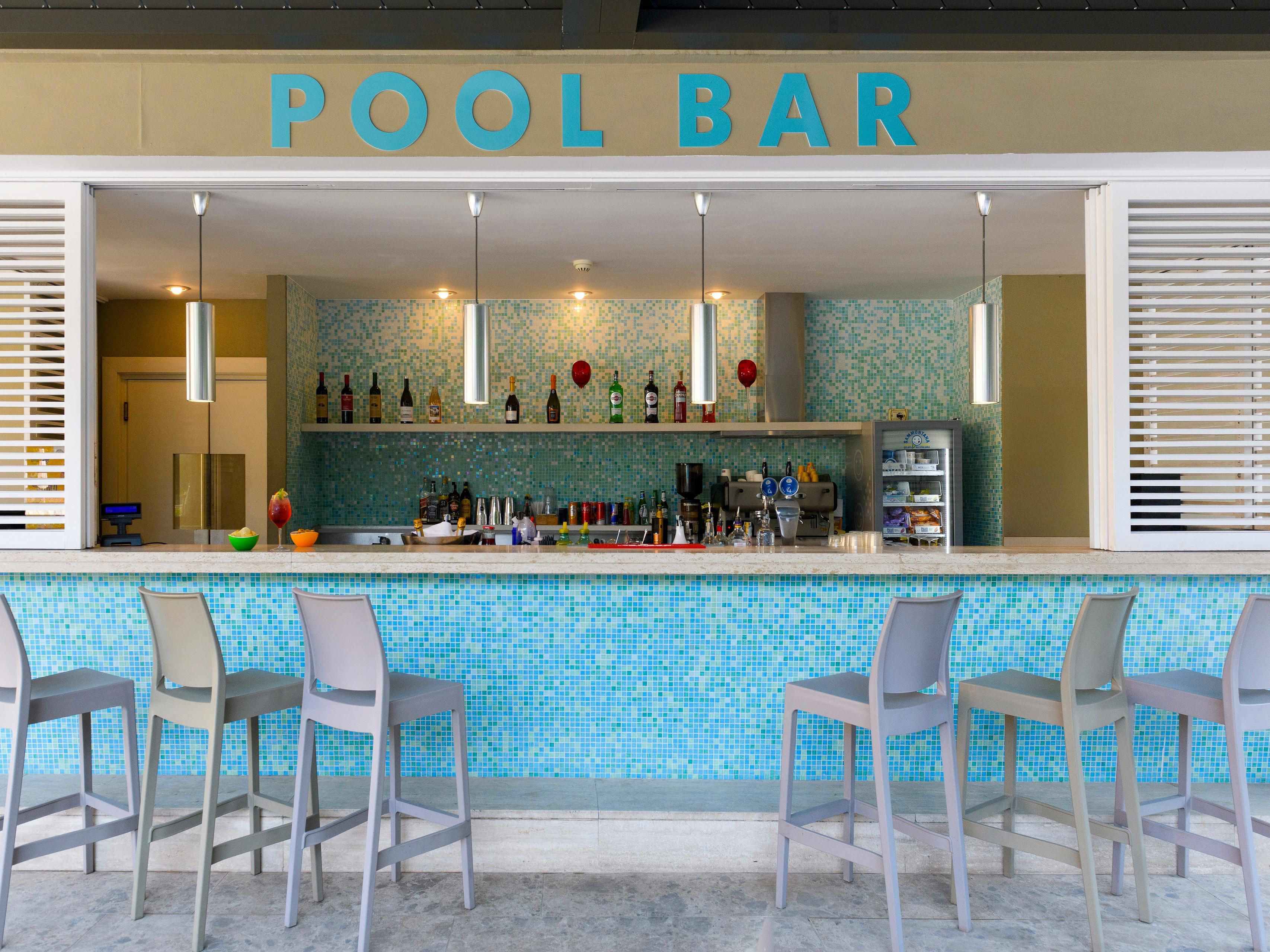 Discover the new outdoor area at Crowne Plaza Rome – St. Peter’s: an elegant Pool Bar by the pool and a spacious gazebo surrounded by greenery, perfect for open-air events in a relaxed and private atmosphere.