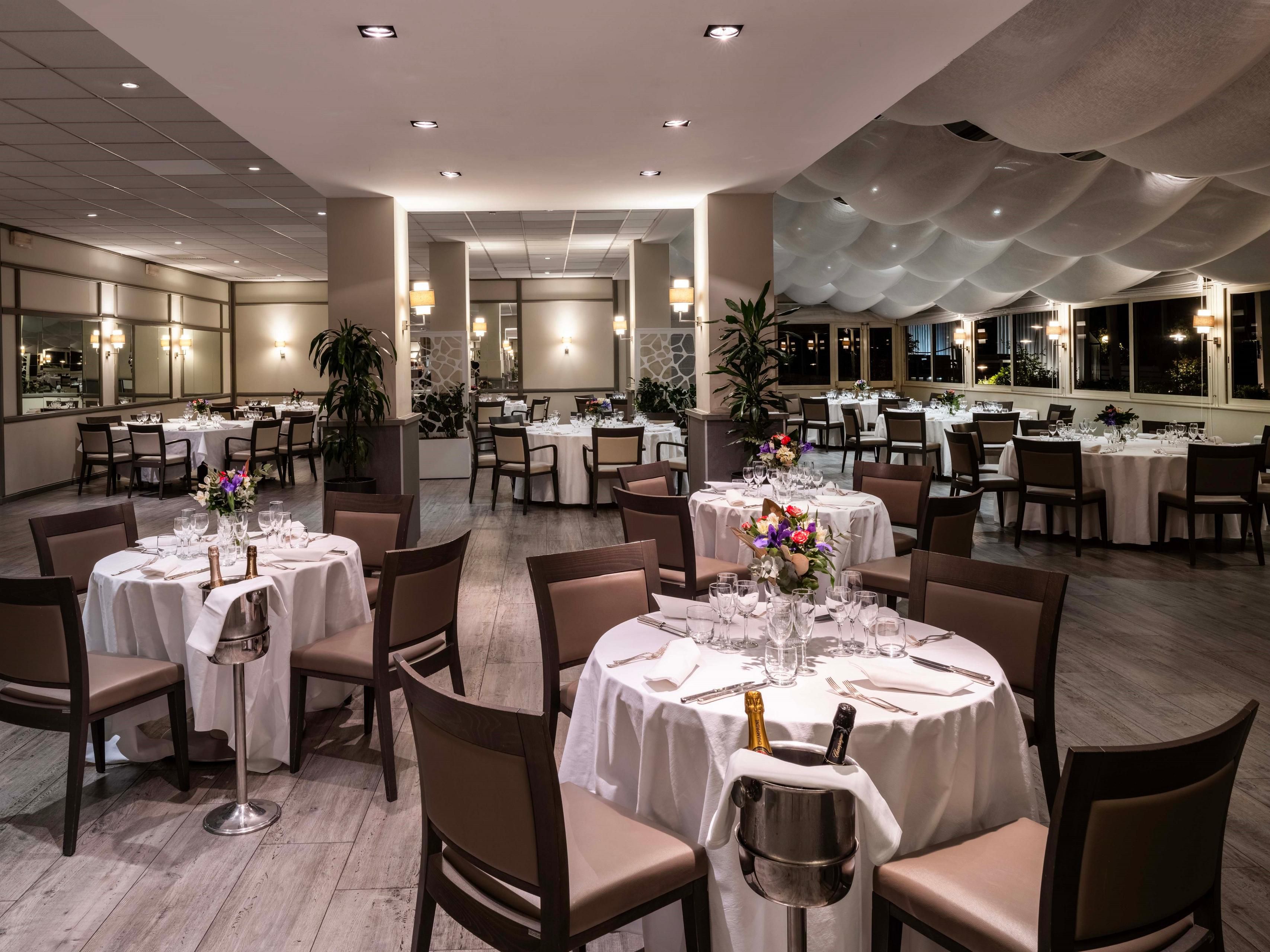 Celebrate the holiday season with us!
From a magical Christmas Eve Dinner to a traditional Christmas Day Lunch, from a sparkling New Year’s Eve Toast to a generous New Year’s Day Brunch, our festive program is designed to create unforgettable moments.
Discover the full program and book your experience today!