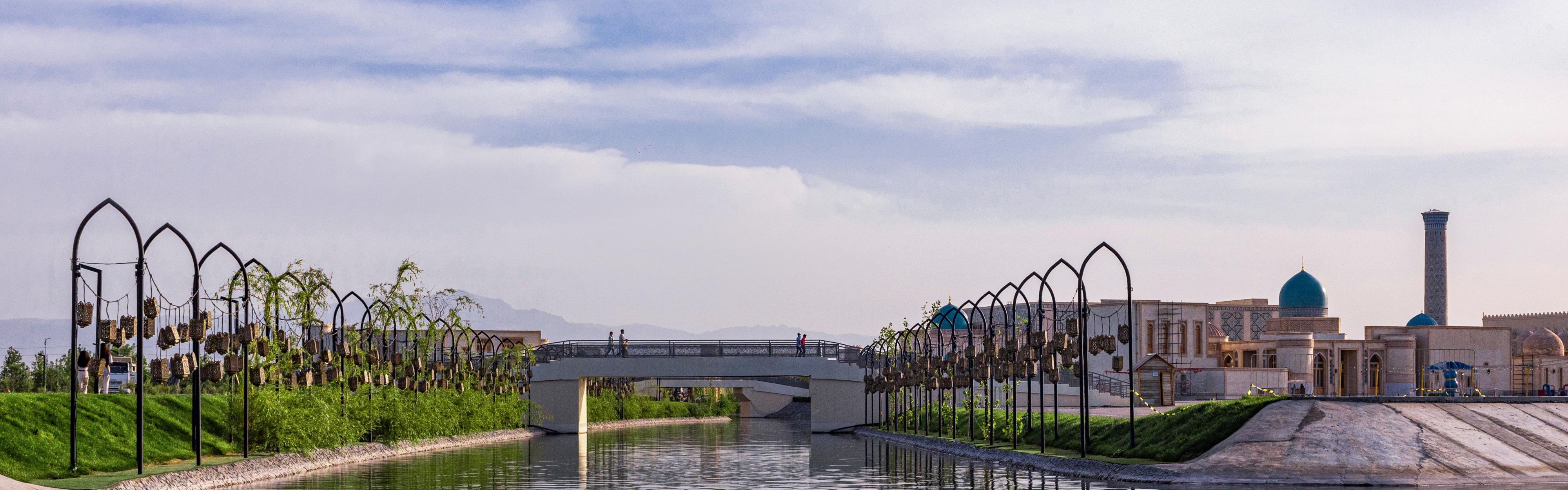 探索宁静的赛艇运河，适合划船之旅。