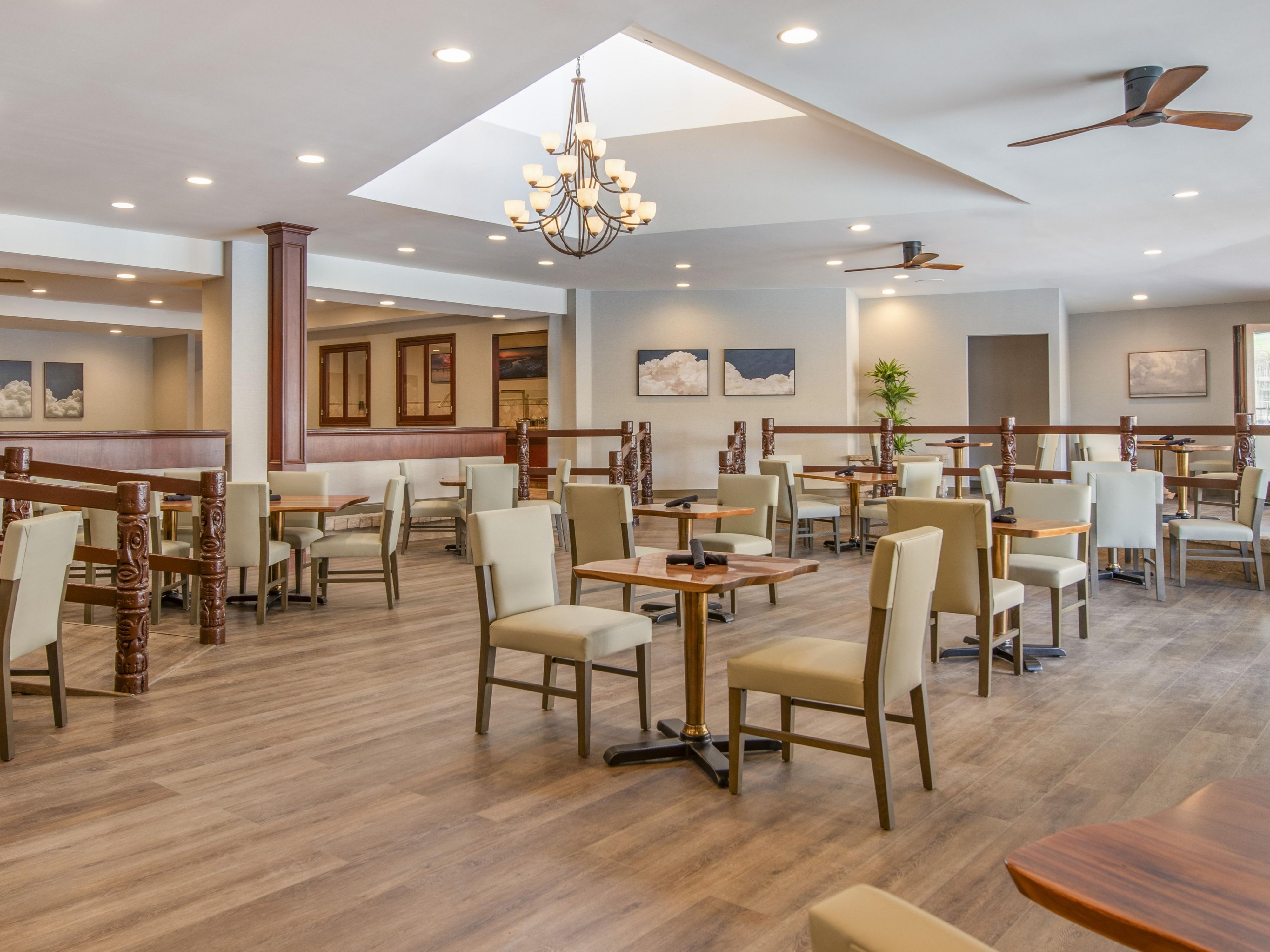 Enjoy delicious American-style cuisine at Islands Restaurant & Bar, featuring both indoor and outdoor seating options. Open daily for breakfast and dinner, it's the perfect spot to start your day or unwind in the evening with a great meal or a nightcap in a relaxing atmosphere.