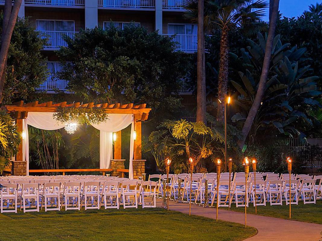 Crowne Plaza San Diego is the perfect spot to tie the knot! The main courtyard is a beautiful option that provides a romantic and tropical atmosphere. Our wedding packages offer you and your guests a variety of options, from tasty hor d'oeuvres to our delectable dessert stations.